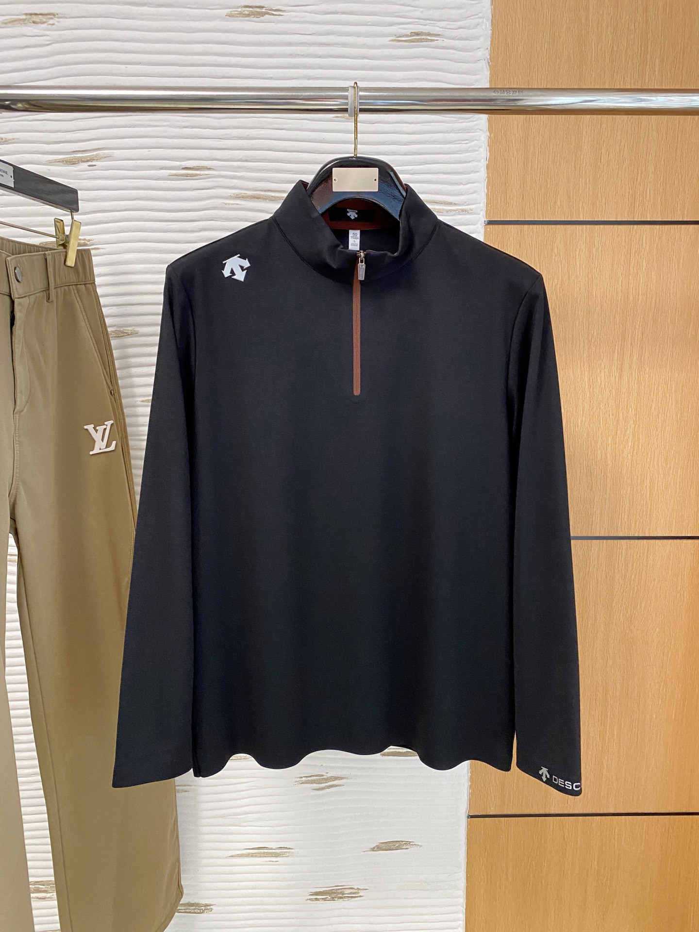 NO:682697,Descente 25ss early autumn [new product] half-turtle collar bottoming shirt is popular for single-wear sweatshirts. Ultra-avant-garde design style, delicate and comfortable, very light and not easy to wrinkle. Multiple craftsmanship. The overall design is quite visual, the upper body is casual and stylish, and has a certain degree of stiffness. It is definitely recommended for the temperament that is at the forefront of fashion. It is a must-have for urban leisure. Size M-4XL, hoodie, sweatshirts,19860909迪桑特 25ss早秋【新品】半高领打底衫单穿卫衣爆款 超前卫设计风格 细腻舒适 穿着非常轻便不易起皱.多重重工艺 整体的设计颇具视觉感,上身休闲有型,有一定的挺括度,绝对走在时尚最尖端的气质感推荐,都市休闲必备.码数M-4XL,,hoodie,sweatshirts,,Men's clothing