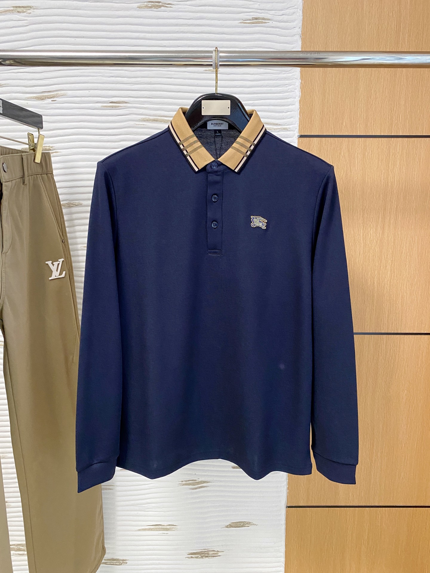 NO:682721,Burberry 25ss [new product] popular polo bottoming shirt. Super avant-garde design style. Delicate and comfortable. Very light to wear and not easy to wrinkle. Multiple craftsmanship. The overall design is quite visual. The upper body is casual and stylish, with a certain degree of stiffness. It is definitely recommended for the temperament that is at the forefront of fashion. It is a must-have for urban leisure. Size M-4Xl,, burberry,19860909巴宝莉 25ss【新品】polo打底衫爆款 超前卫设计风格 细腻舒适 穿着非常轻便不易起皱.多重重工艺 整体的设计颇具视觉感,上身休闲有型,有一定的挺括度,绝对走在时尚最尖端的气质感推荐,都市休闲必备.码数M-4Xl,,burberry,,Men's clothing