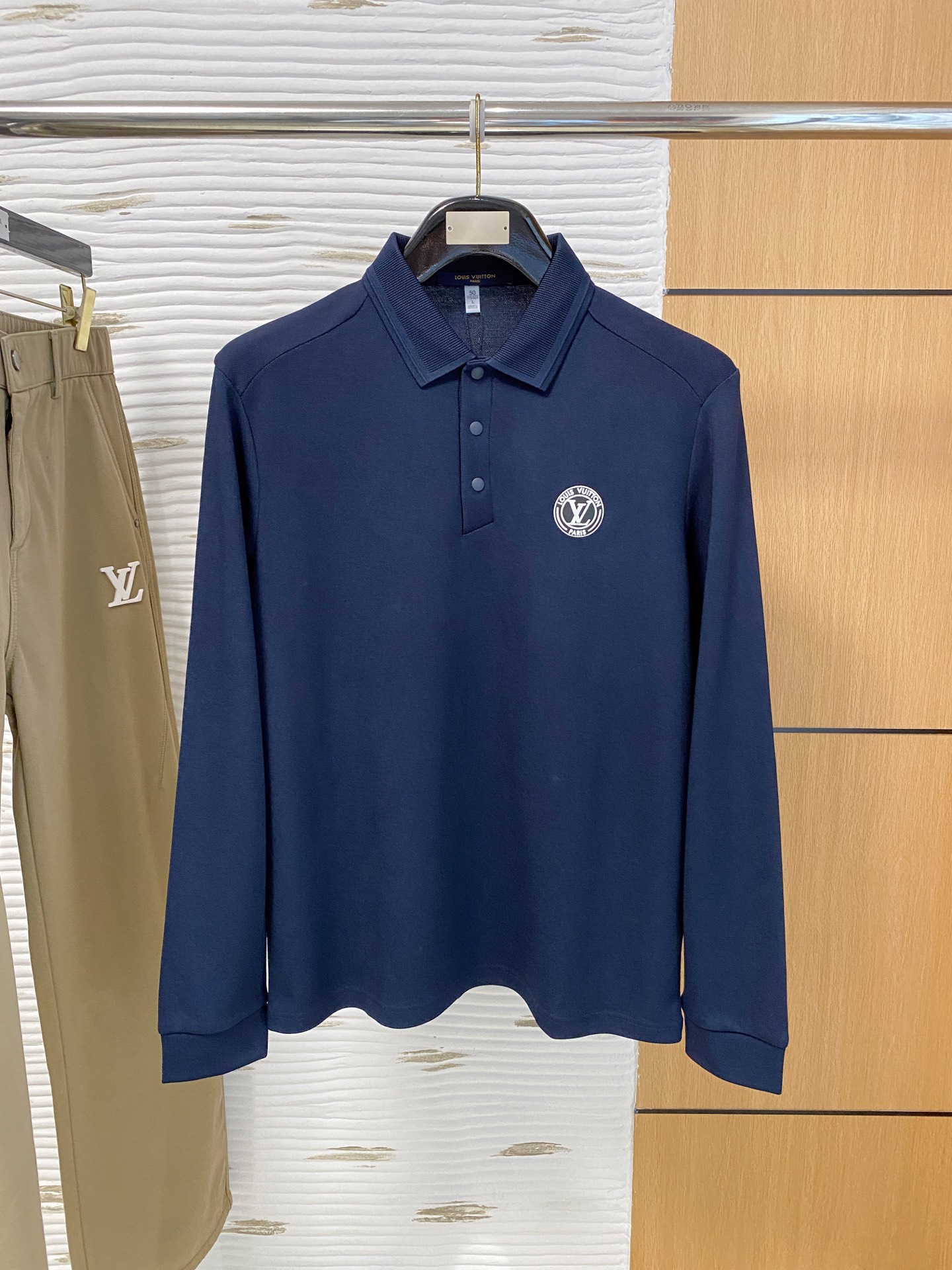 NO:682717,LV 25ss [new product] popular polo bottoming shirt. Super avant-garde design style. Delicate and comfortable. Very light to wear and not easy to wrinkle. Multiple craftsmanship. The overall design is quite visual. The upper body is casual and stylish, with a certain degree of stiffness. It is definitely recommended for the temperament that is at the forefront of fashion. It is a must-have for urban leisure. Size M-4Xl, louis vuitton,19860909LV 25ss【新品】polo打底衫爆款 超前卫设计风格 细腻舒适 穿着非常轻便不易起皱.多重重工艺 整体的设计颇具视觉感,上身休闲有型,有一定的挺括度,绝对走在时尚最尖端的气质感推荐,都市休闲必备.码数M-4Xl,,louis vuitton,,Men's clothing