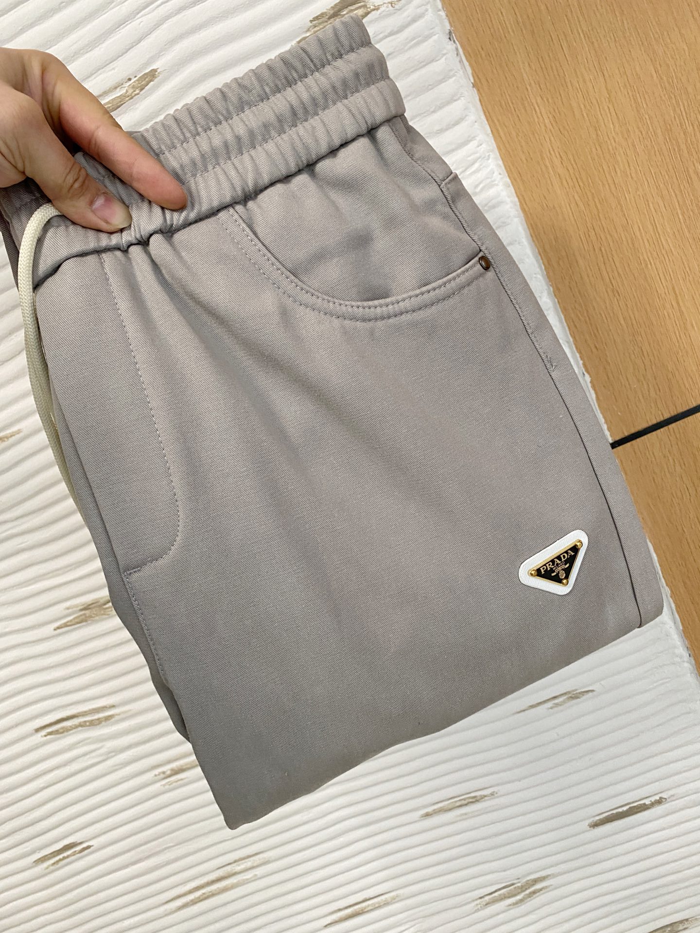 NO:682724,Prada's [new product] Autumn and winter velvet casual pants are here again, the original order is a super versatile style. Exclusively customized fabrics, very wide and stylish, close to the body and comfortable. The latest hardware accessories from the original custom counter. Super beautiful shape, the upper body shows slender legs, the lining and routing are impeccable, you can attend any occasion, and once again emphasize that the fabric is very, very classy! Size M-4XL,,prada,19860909普拉达【新品】秋冬加绒休闲裤金典再次出现,原单订制超级百搭款.独家定制面料,挺阔有型,贴身舒适.原版定制专柜最新五金辅料.超靓版型、上身显腿修长,內里,走线都无可挑剔,任何场合都可出席,再次强调面料非常非常显档次！码数 M-4XL,,prada,,Men's clothing