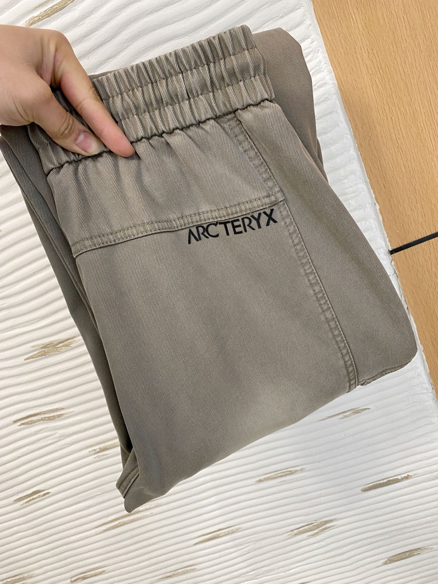 NO:682710,Arc'teryx's [new product] Autumn and winter velvet casual pants are here again, the original order is a super versatile style. Exclusively customized fabrics, very wide and stylish, close to the body and comfortable. The latest hardware accessories from the original custom counter. Super beautiful shape, the upper body shows slender legs, the lining and routing are impeccable, you can attend any occasion, and once again emphasize that the fabric is very, very classy! Size M-3Xl,arc'teryx,19860909始祖鸟【新品】秋冬加绒休闲裤金典再次出现,原单订制超级百搭款.独家定制面料,挺阔有型,贴身舒适.原版定制专柜最新五金辅料.超靓版型、上身显腿修长,內里,走线都无可挑剔,任何场合都可出席,再次强调面料非常非常显档次！码数 M-3Xl,arc'teryx,,Men's clothing