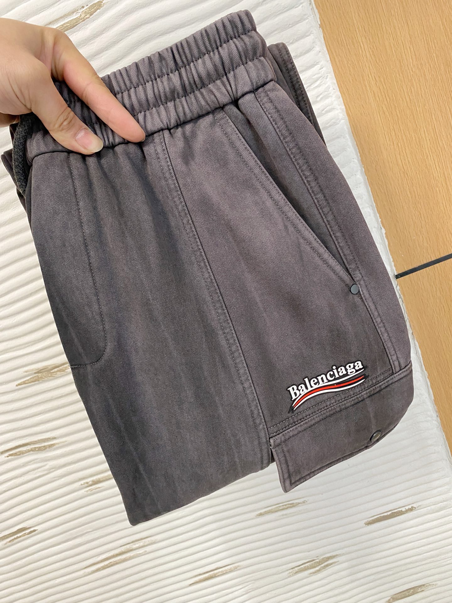 NO:682708,Balenciaga's [new product] Autumn and winter velvet casual pants are here again. The original order is a super versatile style. Exclusively customized fabrics, very wide and stylish, close to the body and comfortable. The latest hardware accessories from the original custom counter. Super beautiful shape, the upper body shows slender legs, and the lining and routing are impeccable. They can be attended on any occasion. Once again, the fabric is very, very classy! Size M-3Xl,,balenciaga,19860909巴黎世家【新品】秋冬加绒休闲裤金典再次出现,原单订制超级百搭款.独家定制面料,挺阔有型,贴身舒适.原版定制专柜最新五金辅料.超靓版型、上身显腿修长,內里,走线都无可挑剔,任何场合都可出席,再次强调面料非常非常显档次！码数 M-3Xl,,balenciaga,,Men's clothing