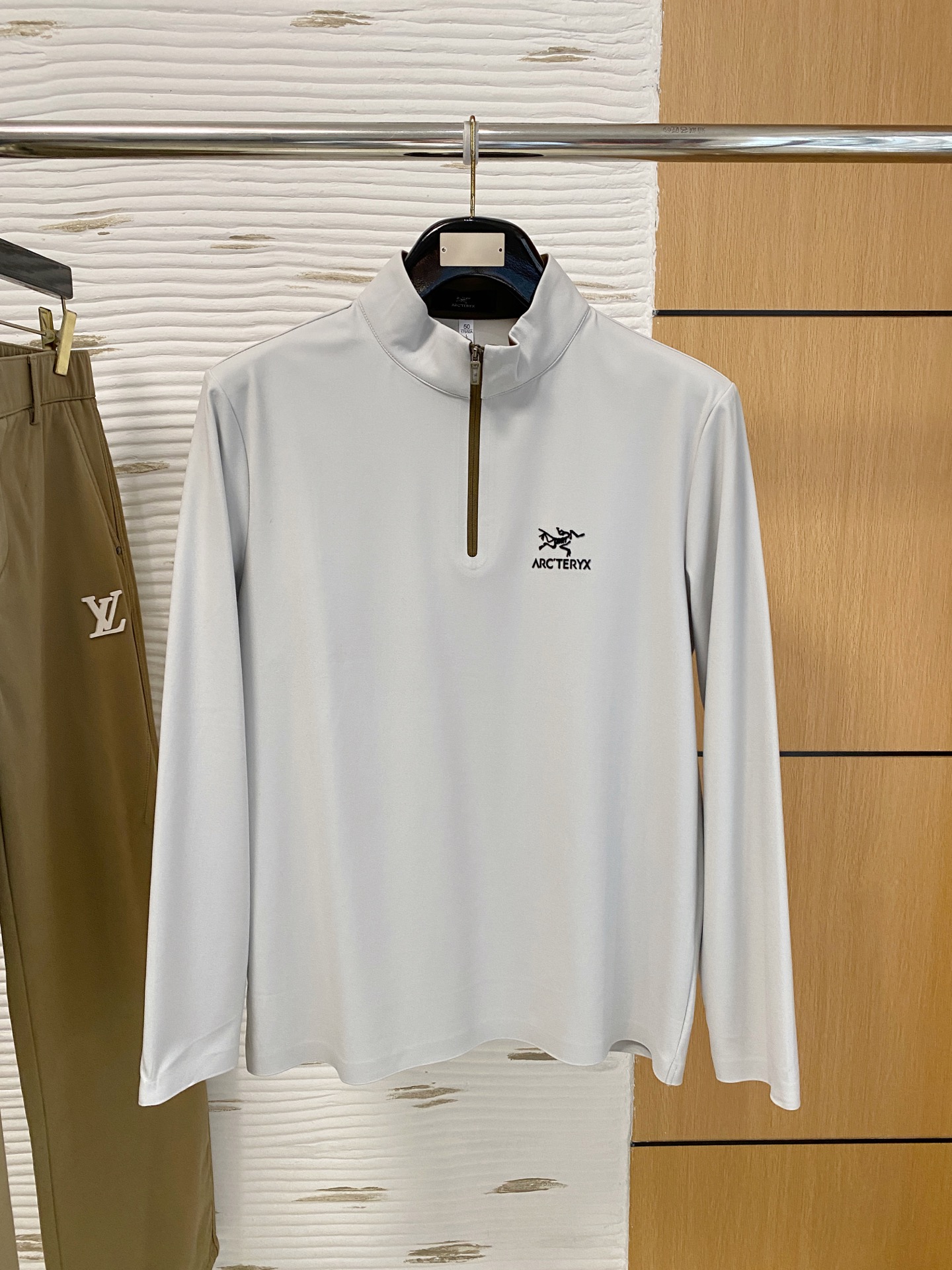 NO:682679,Arc'teryx 25ss Early Autumn [New Product] Half turtleneck bottoming shirt is popular for single-wear sweatshirts. Ultra-avant-garde design style. Delicate and comfortable. Very light and not easy to wrinkle. Multiple craftsmanship. The overall design is quite visual. The upper body is casual and stylish, with a certain degree of stiffness. It is definitely recommended for the temperament that is at the forefront of fashion. It is a must-have for urban leisure. Size M-4XL, arc'teryx, hoodie, sweatshirts,19860909始祖鸟 25ss早秋【新品】半高领打底衫单穿卫衣爆款 超前卫设计风格 细腻舒适 穿着非常轻便不易起皱.多重重工艺 整体的设计颇具视觉感,上身休闲有型,有一定的挺括度,绝对走在时尚最尖端的气质感推荐,都市休闲必备.码数M-4XL,arc'teryx,hoodie,sweatshirts,,Men's clothing