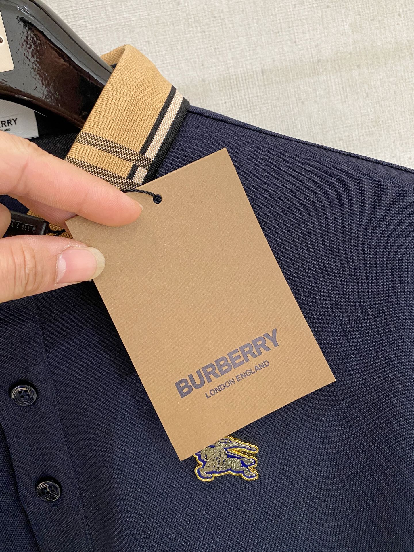 🌾 巴宝莉 25ss【新品】Polo打底衫爆款 超前卫设计风格 细腻舒适 穿着非常轻便不易起皱。多重重工