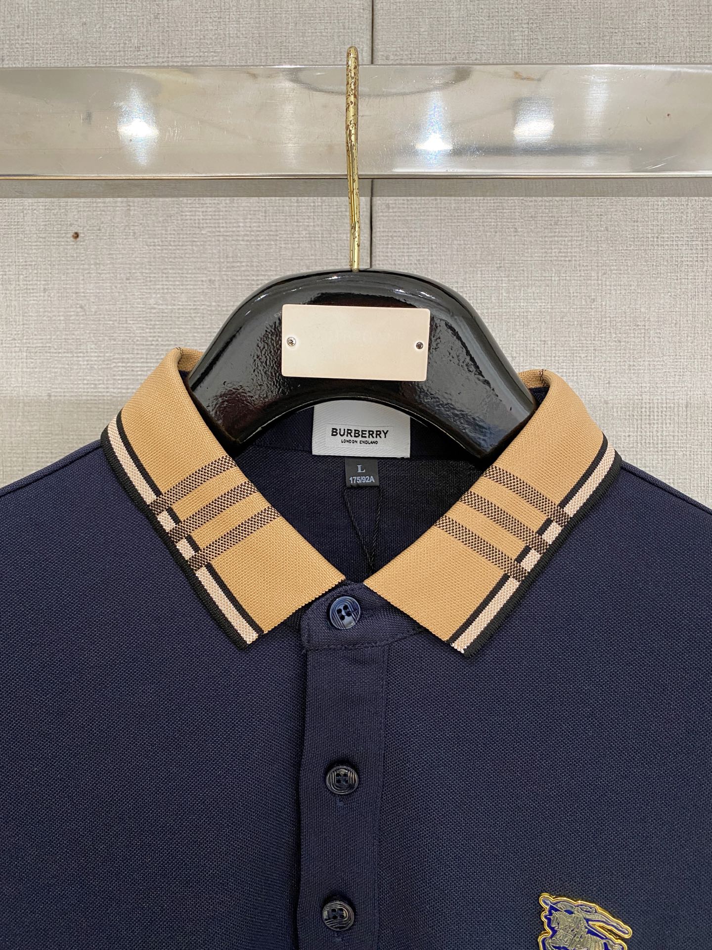 🌾 巴宝莉 25ss【新品】Polo打底衫爆款 超前卫设计风格 细腻舒适 穿着非常轻便不易起皱。多重重工