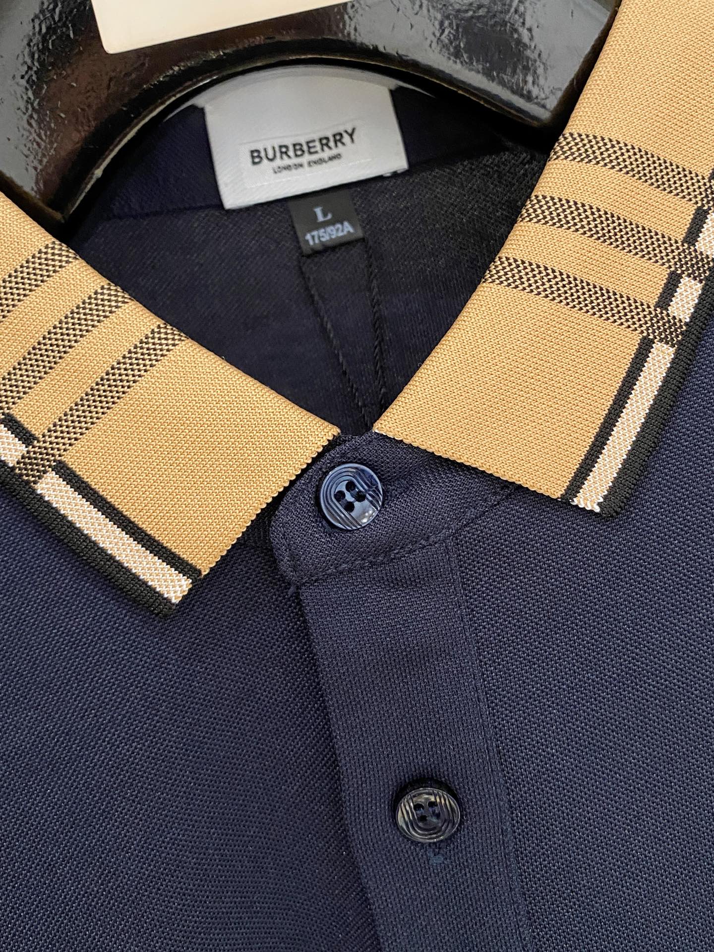 🌾 巴宝莉 25ss【新品】Polo打底衫爆款 超前卫设计风格 细腻舒适 穿着非常轻便不易起皱。多重重工