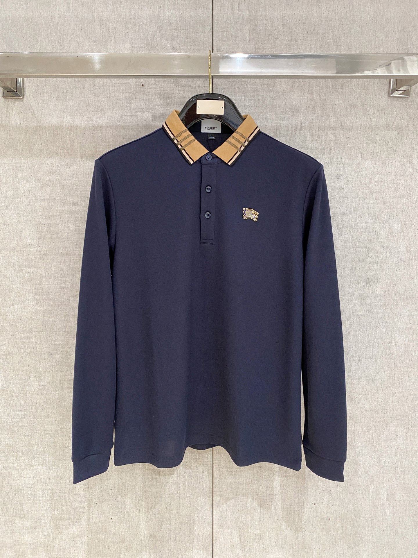 NO:712543,But after the new year, Burberry 25ss [new product] polo bottoming shirt is a hit. It has an ultra-avant-garde design style. It is delicate and comfortable. It is very light and not easy to wrinkle. It has many layers of craftsmanship. The overall design is quite visual. The upper body is casual and stylish, with a certain degree of stiffness. It is definitely recommended for the temperament that is at the forefront of fashion. It is a must-have for urban leisure. Size M-4Xl,, burberry,19860909可年后  巴宝莉 25ss【新品】polo打底衫爆款 超前卫设计风格 细腻舒适 穿着非常轻便不易起皱.多重重工艺 整体的设计颇具视觉感,上身休闲有型,有一定的挺括度,绝对走在时尚最尖端的气质感推荐,都市休闲必备.码数M-4Xl,,burberry,,Men's clothing