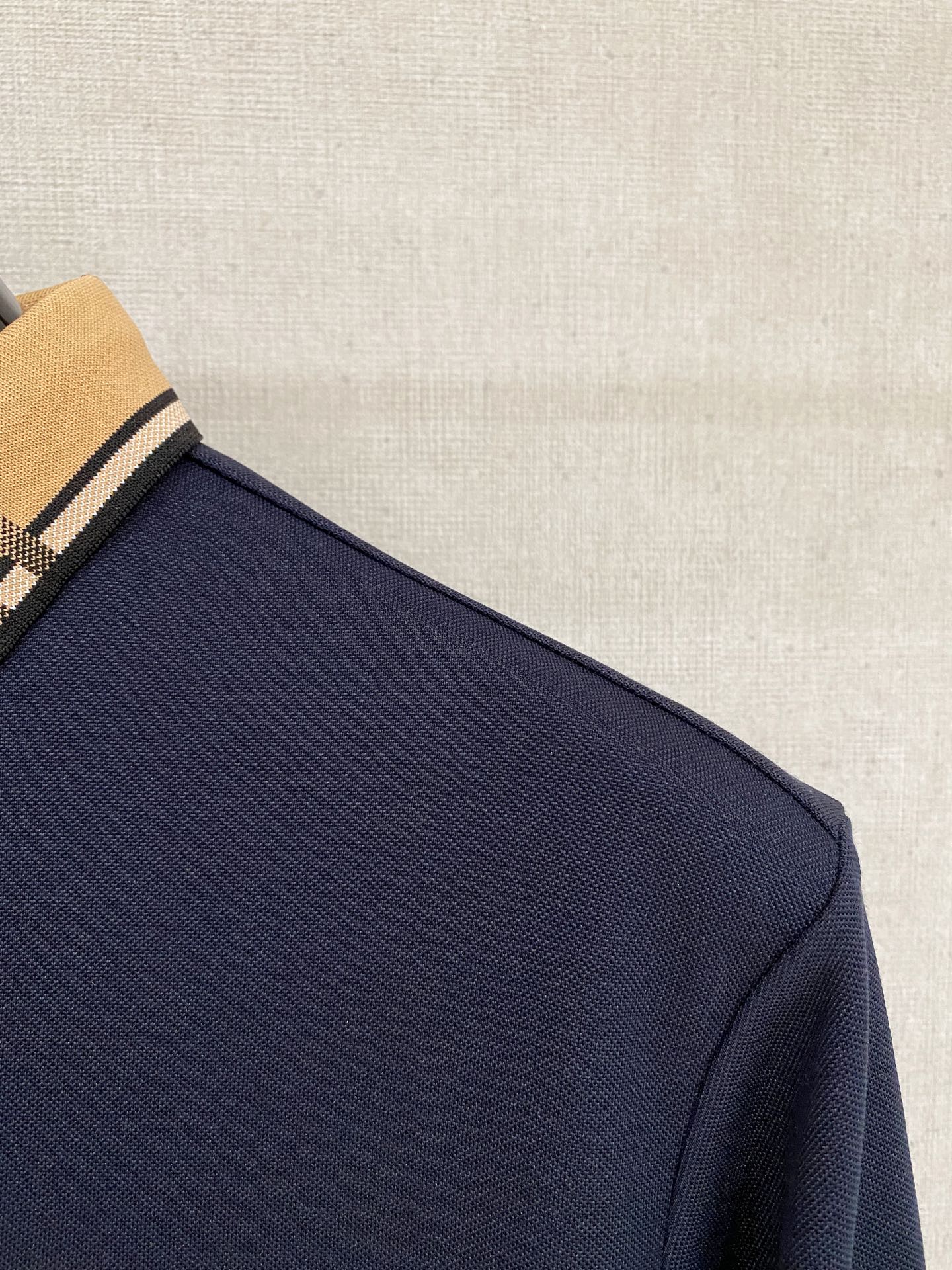 🌾 巴宝莉 25ss【新品】Polo打底衫爆款 超前卫设计风格 细腻舒适 穿着非常轻便不易起皱。多重重工