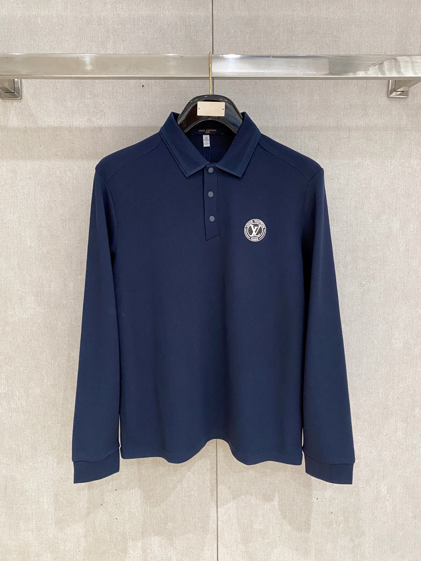 NO:712541,But after the new year, LV 25ss [new product] polo bottoming shirt is popular. Ultra-avant-garde design style. Delicate and comfortable. Very light and not easy to wrinkle. Multiple craftsmanship. The overall design is quite visual. The upper body is casual and stylish, with a certain degree of stiffness. It is definitely recommended for the temperament that is at the forefront of fashion. It is a must-have for urban leisure. Size M-4Xl, Louis Vuitton,19860909可年后  LV 25ss【新品】polo打底衫爆款 超前卫设计风格 细腻舒适 穿着非常轻便不易起皱.多重重工艺 整体的设计颇具视觉感,上身休闲有型,有一定的挺括度,绝对走在时尚最尖端的气质感推荐,都市休闲必备.码数M-4Xl,,louis vuitton,,Men's clothing