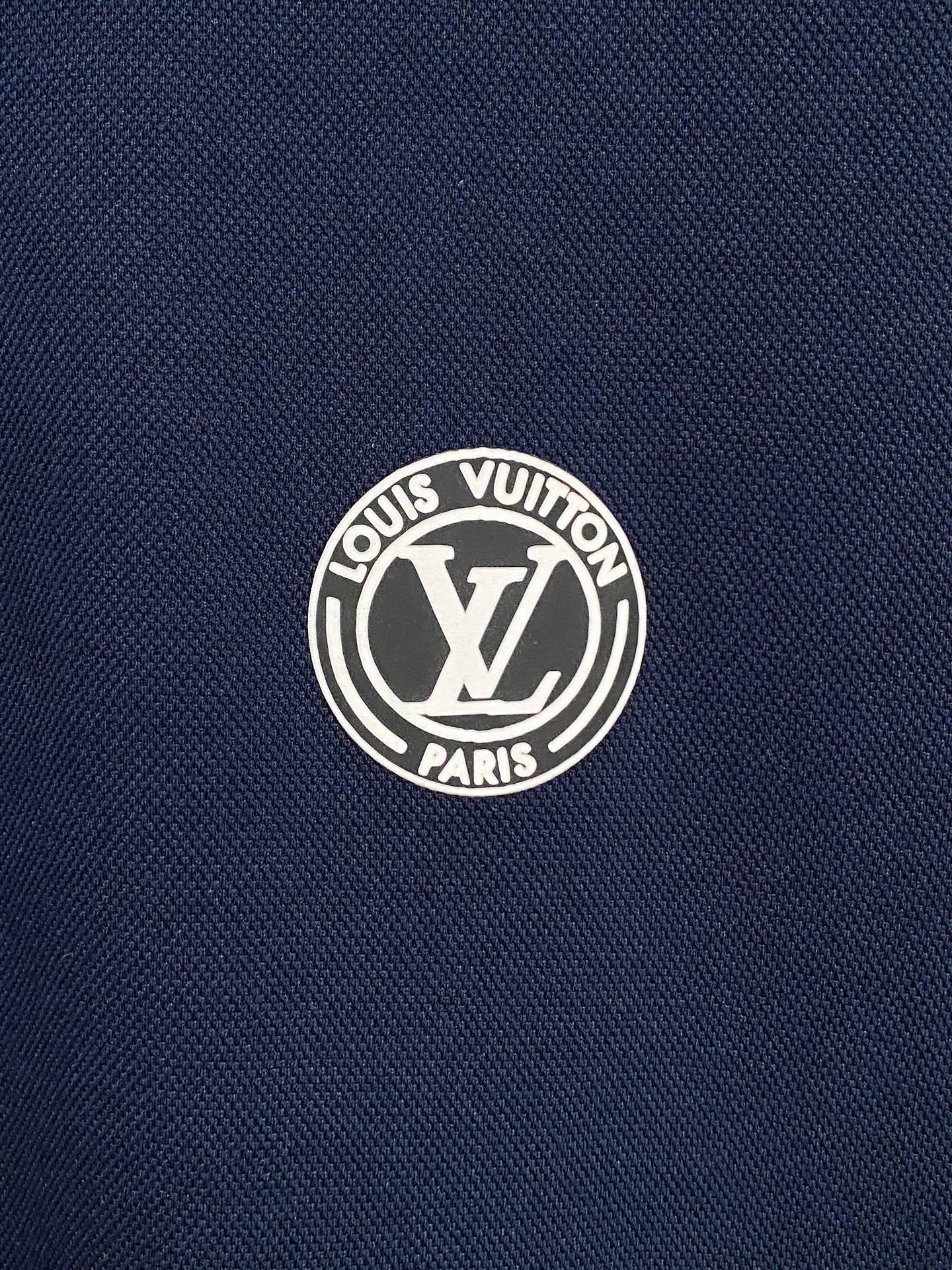 🌾 LV 25ss【新品】Polo打底衫爆款 超前卫设计风格 细腻舒适 穿着非常轻便不易起皱。多重重工艺