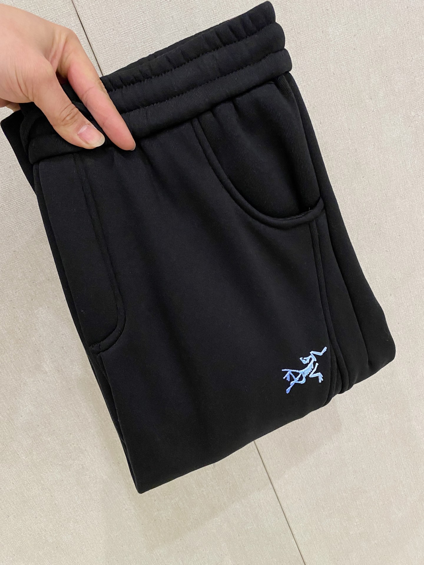 🌾 始祖鸟 【新品】秋冬加绒休闲裤金典再次出现，原单订制超级百搭款。独家定制面料，挺阔有型，贴身舒适。原