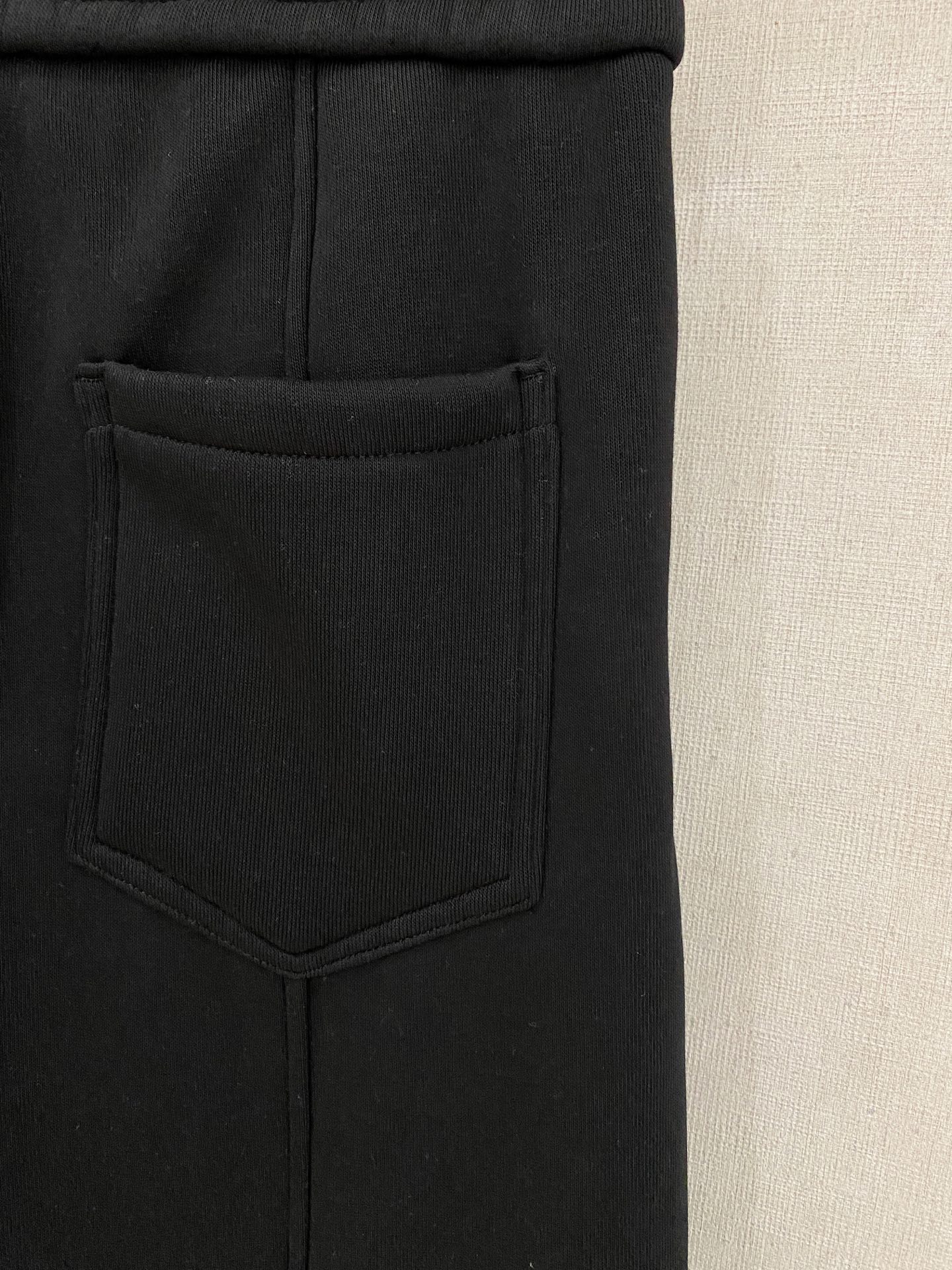 🌾 始祖鸟 【新品】秋冬加绒休闲裤金典再次出现，原单订制超级百搭款。独家定制面料，挺阔有型，贴身舒适。原