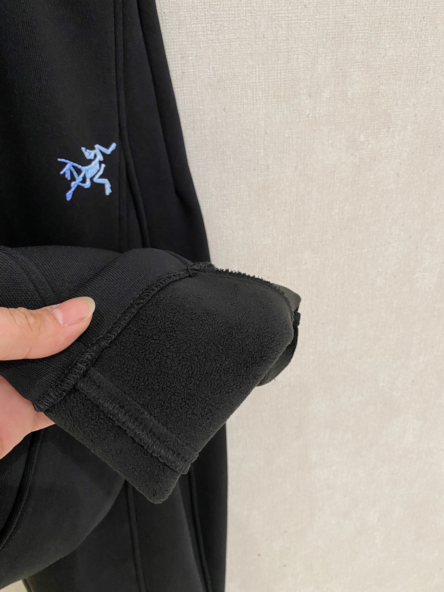 🌾 始祖鸟 【新品】秋冬加绒休闲裤金典再次出现，原单订制超级百搭款。独家定制面料，挺阔有型，贴身舒适。原