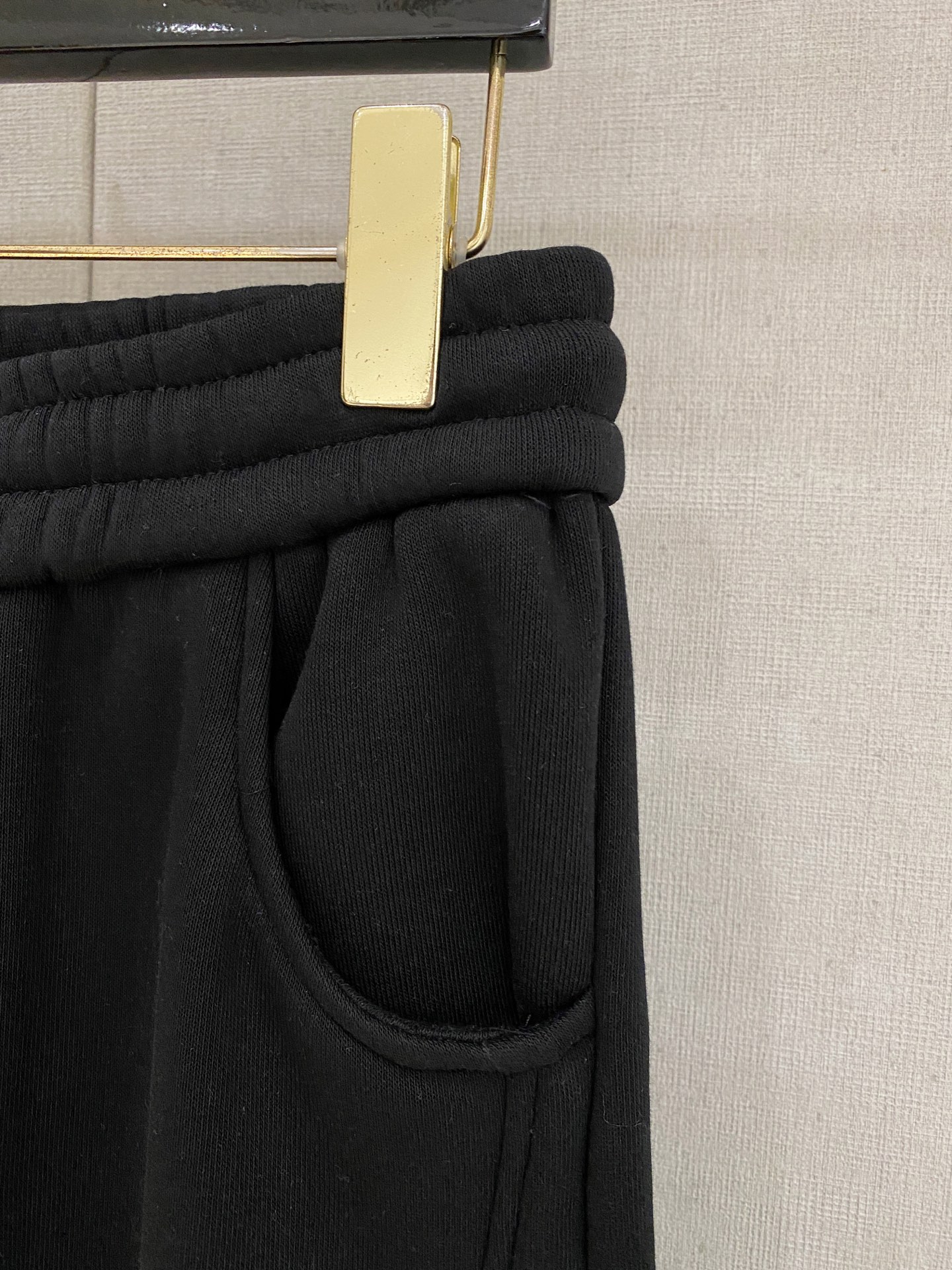 🌾 始祖鸟 【新品】秋冬加绒休闲裤金典再次出现，原单订制超级百搭款。独家定制面料，挺阔有型，贴身舒适。原