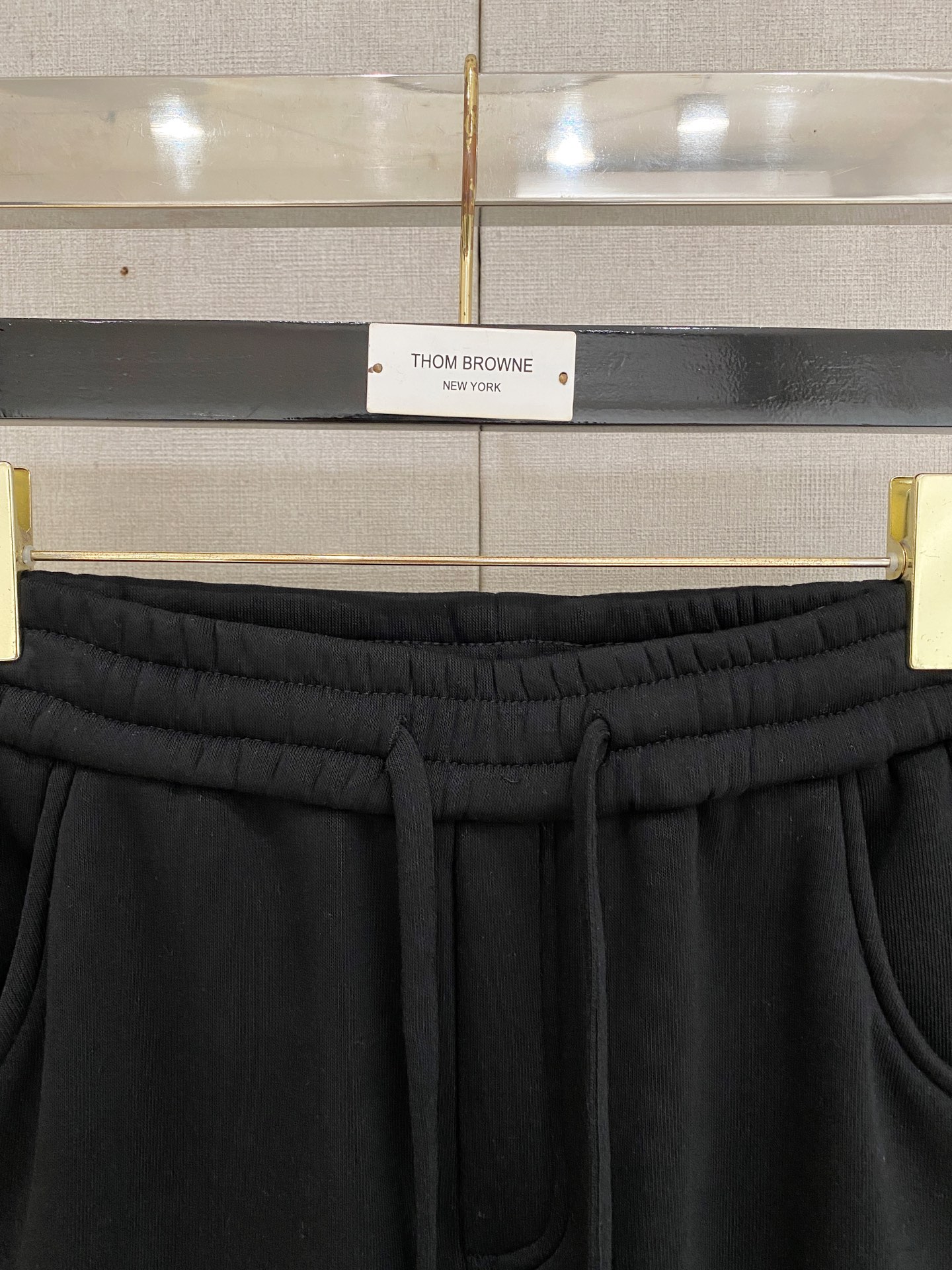 🌾 始祖鸟 【新品】秋冬加绒休闲裤金典再次出现，原单订制超级百搭款。独家定制面料，挺阔有型，贴身舒适。原