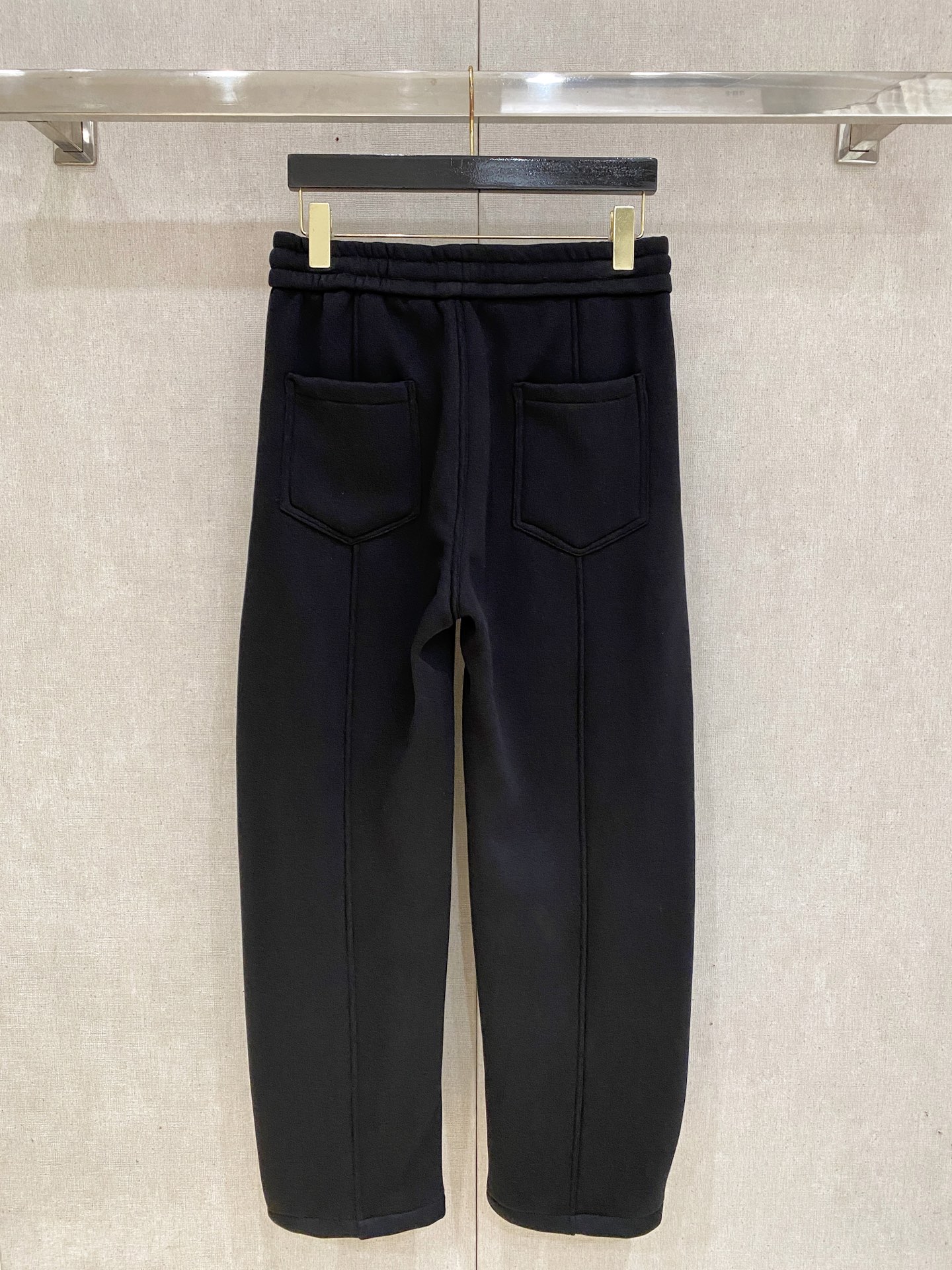 🌾 始祖鸟 【新品】秋冬加绒休闲裤金典再次出现，原单订制超级百搭款。独家定制面料，挺阔有型，贴身舒适。原