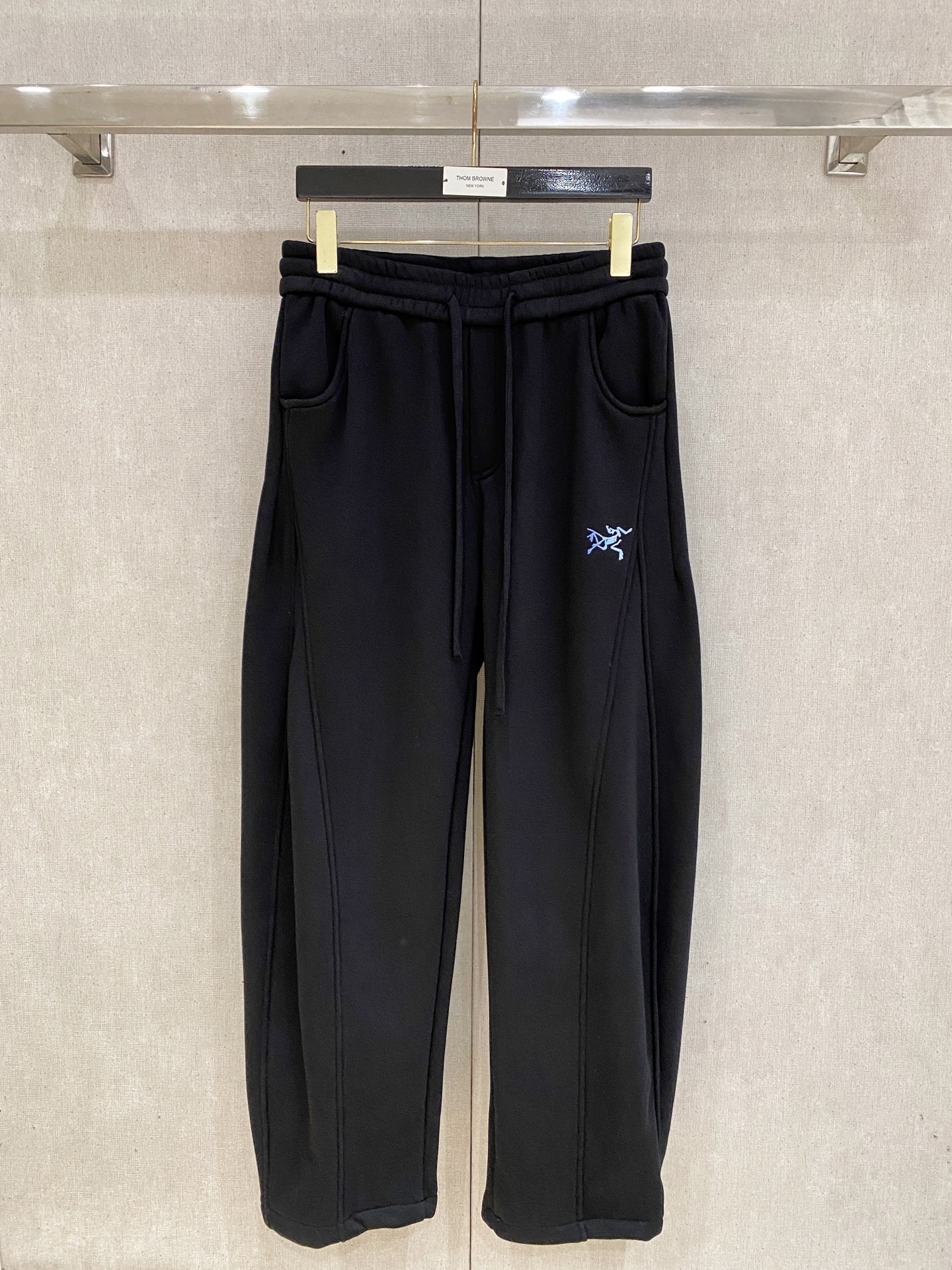 🌾 始祖鸟 【新品】秋冬加绒休闲裤金典再次出现，原单订制超级百搭款。独家定制面料，挺阔有型，贴身舒适。原