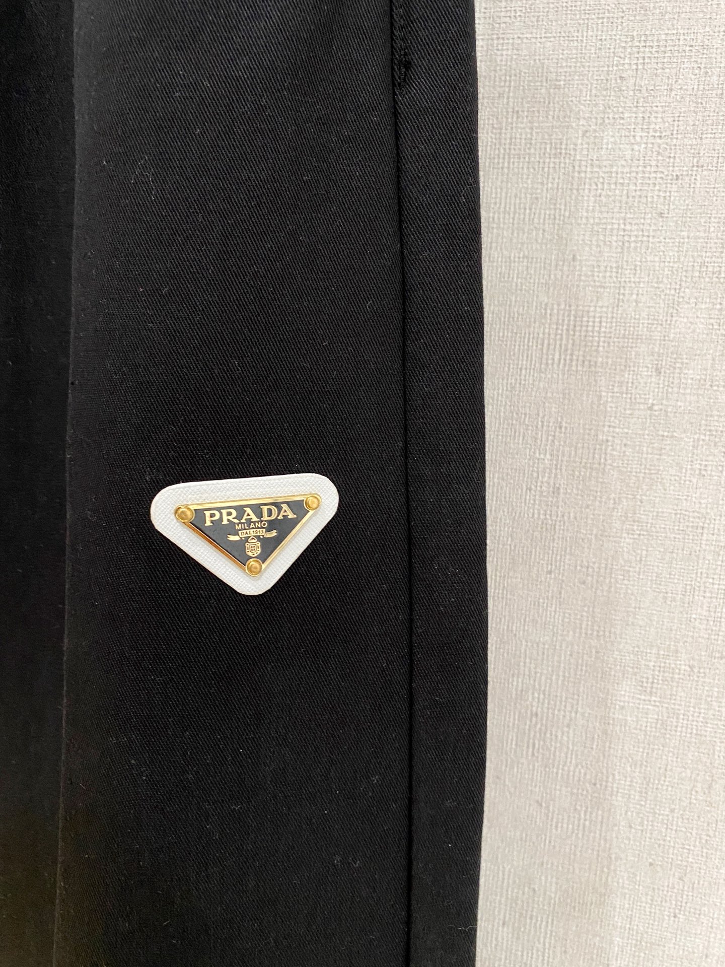 🌾 普拉达 【新品】秋冬加绒休闲裤金典再次出现，原单订制超级百搭款。独家定制面料，挺阔有型，贴身舒适。原