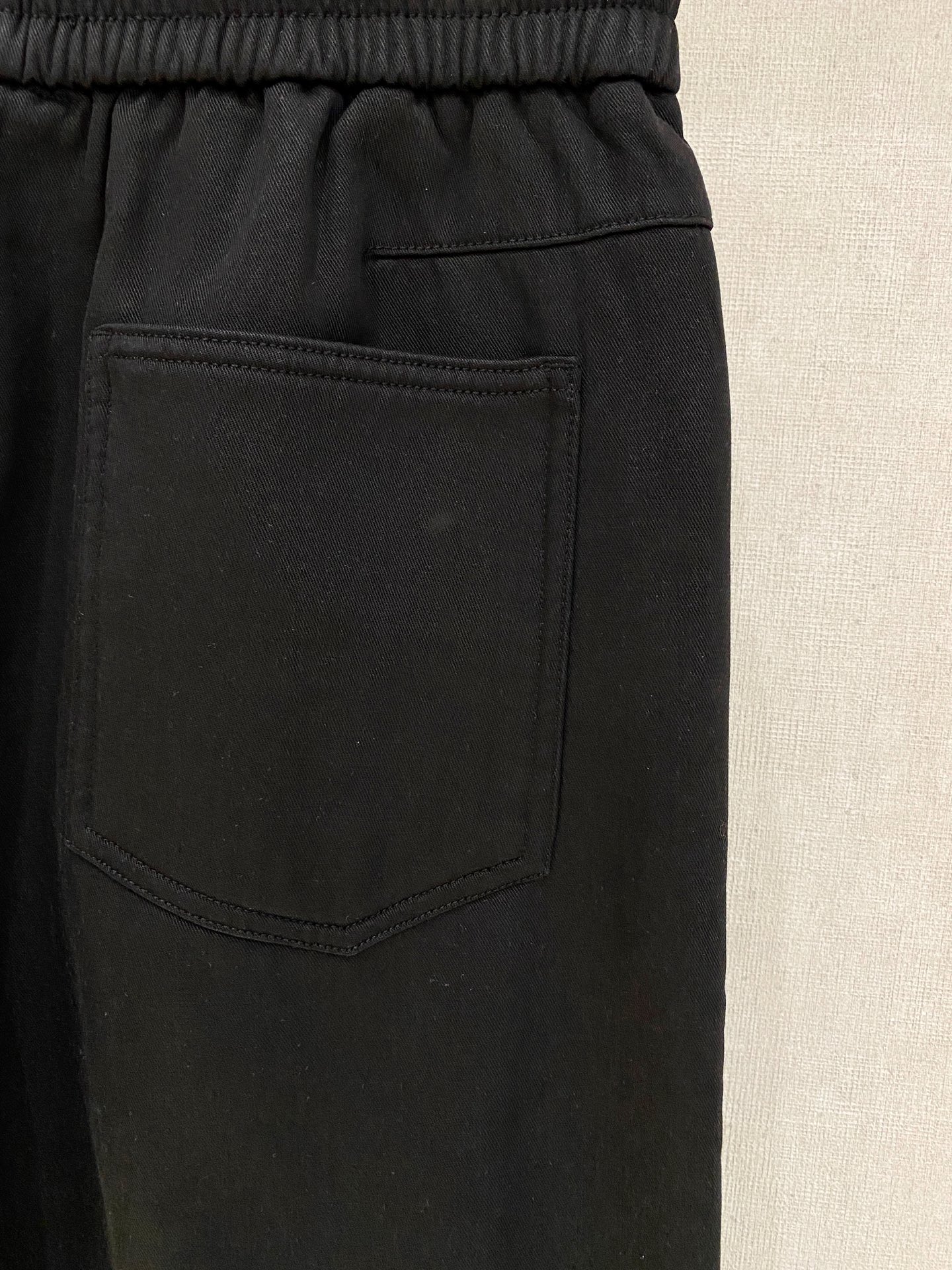 🌾 普拉达 【新品】秋冬加绒休闲裤金典再次出现，原单订制超级百搭款。独家定制面料，挺阔有型，贴身舒适。原