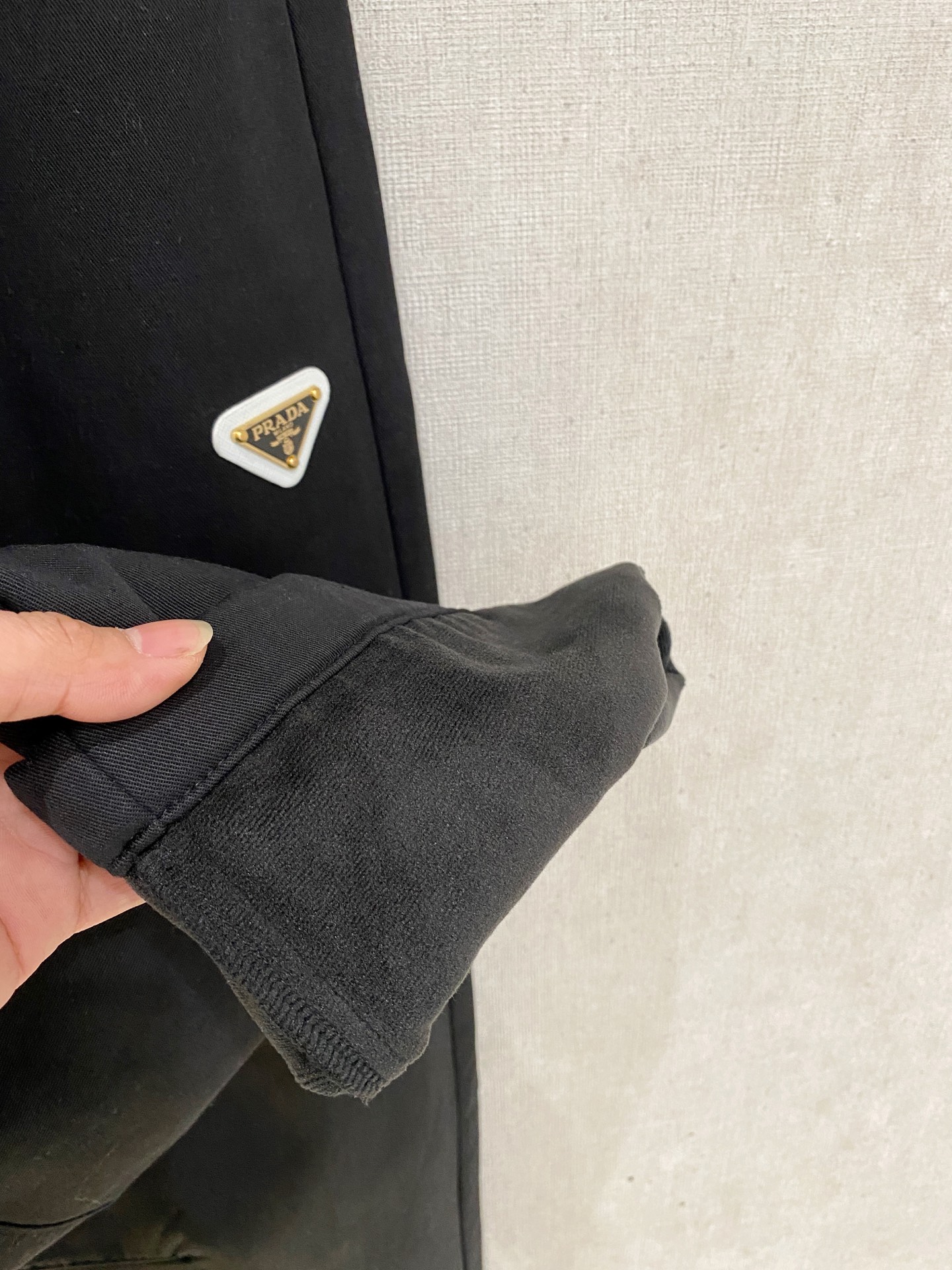 🌾 普拉达 【新品】秋冬加绒休闲裤金典再次出现，原单订制超级百搭款。独家定制面料，挺阔有型，贴身舒适。原