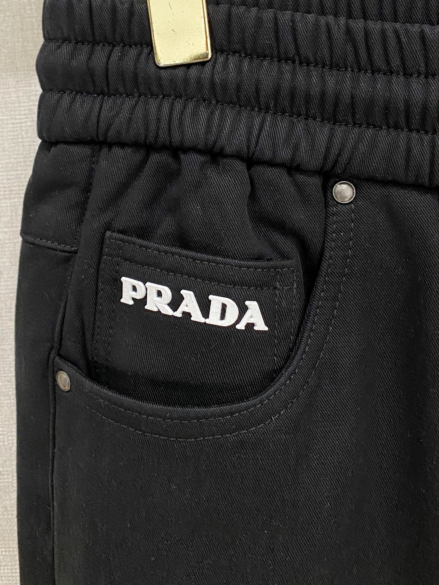 🌾 普拉达 【新品】秋冬加绒休闲裤金典再次出现，原单订制超级百搭款。独家定制面料，挺阔有型，贴身舒适。原