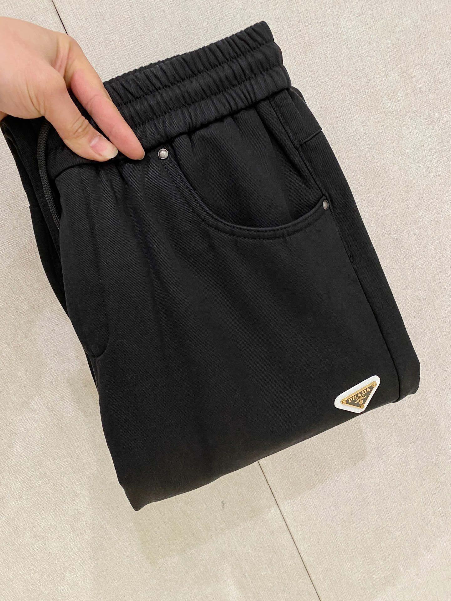 🌾 普拉达 【新品】秋冬加绒休闲裤金典再次出现，原单订制超级百搭款。独家定制面料，挺阔有型，贴身舒适。原