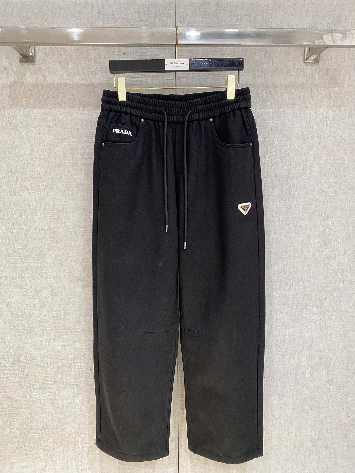 🌾 普拉达 【新品】秋冬加绒休闲裤金典再次出现，原单订制超级百搭款。独家定制面料，挺阔有型，贴身舒适。原