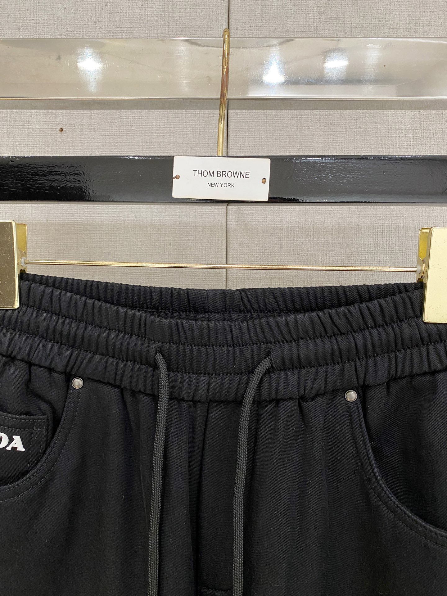 🌾 普拉达 【新品】秋冬加绒休闲裤金典再次出现，原单订制超级百搭款。独家定制面料，挺阔有型，贴身舒适。原