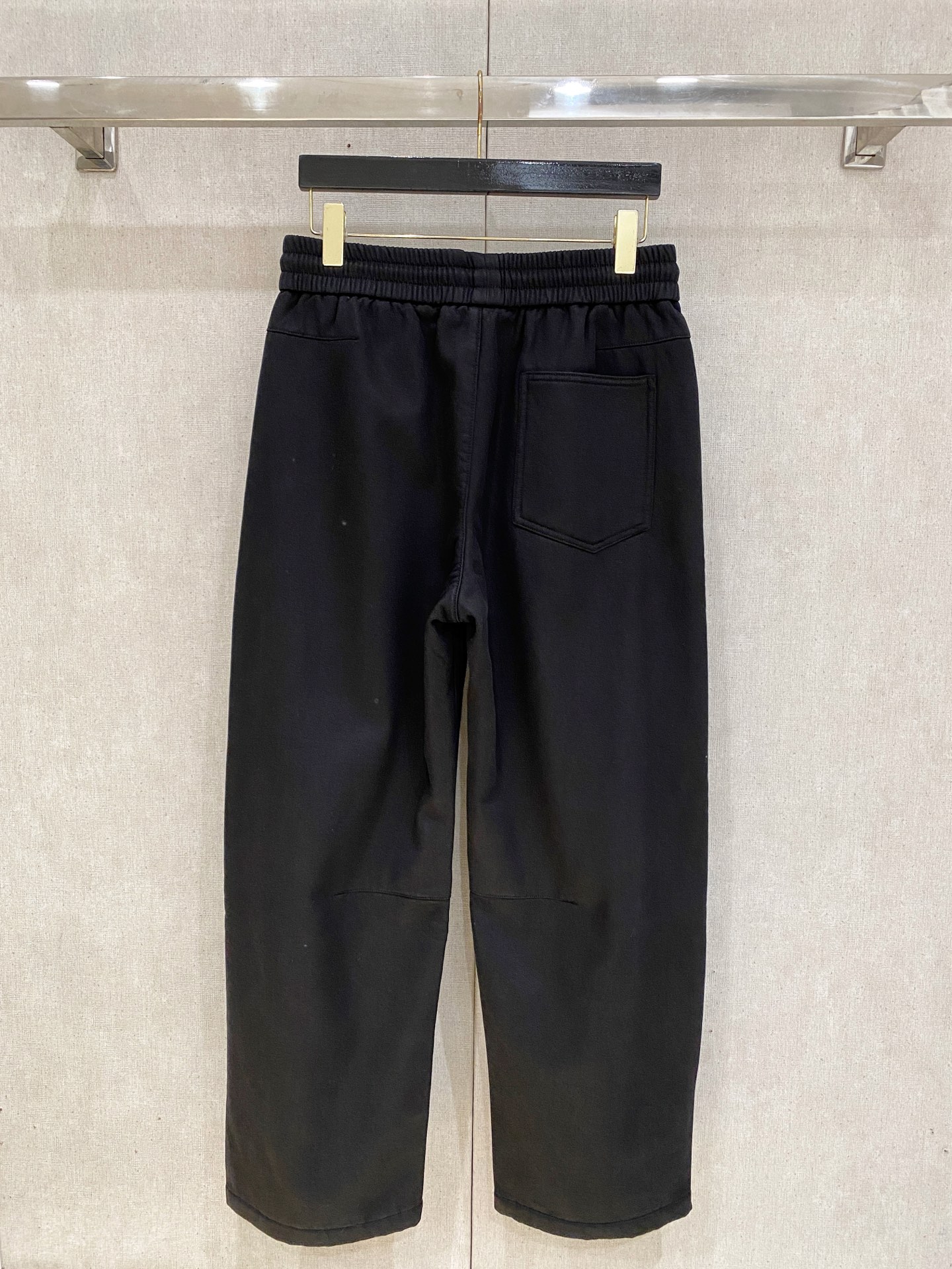 🌾 普拉达 【新品】秋冬加绒休闲裤金典再次出现，原单订制超级百搭款。独家定制面料，挺阔有型，贴身舒适。原