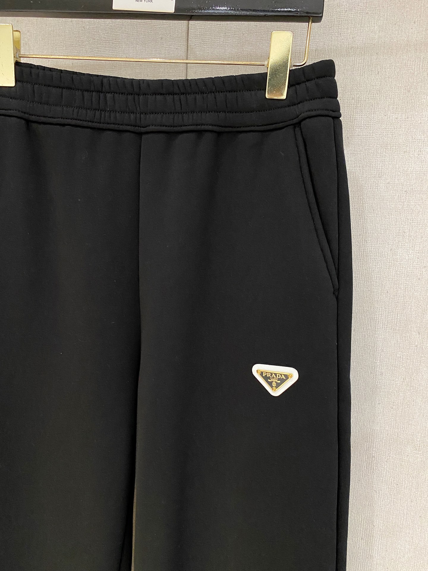 🌾 普拉达 【新品】秋冬加绒休闲裤金典再次出现，原单订制超级百搭款。独家定制面料，挺阔有型，贴身舒适。原