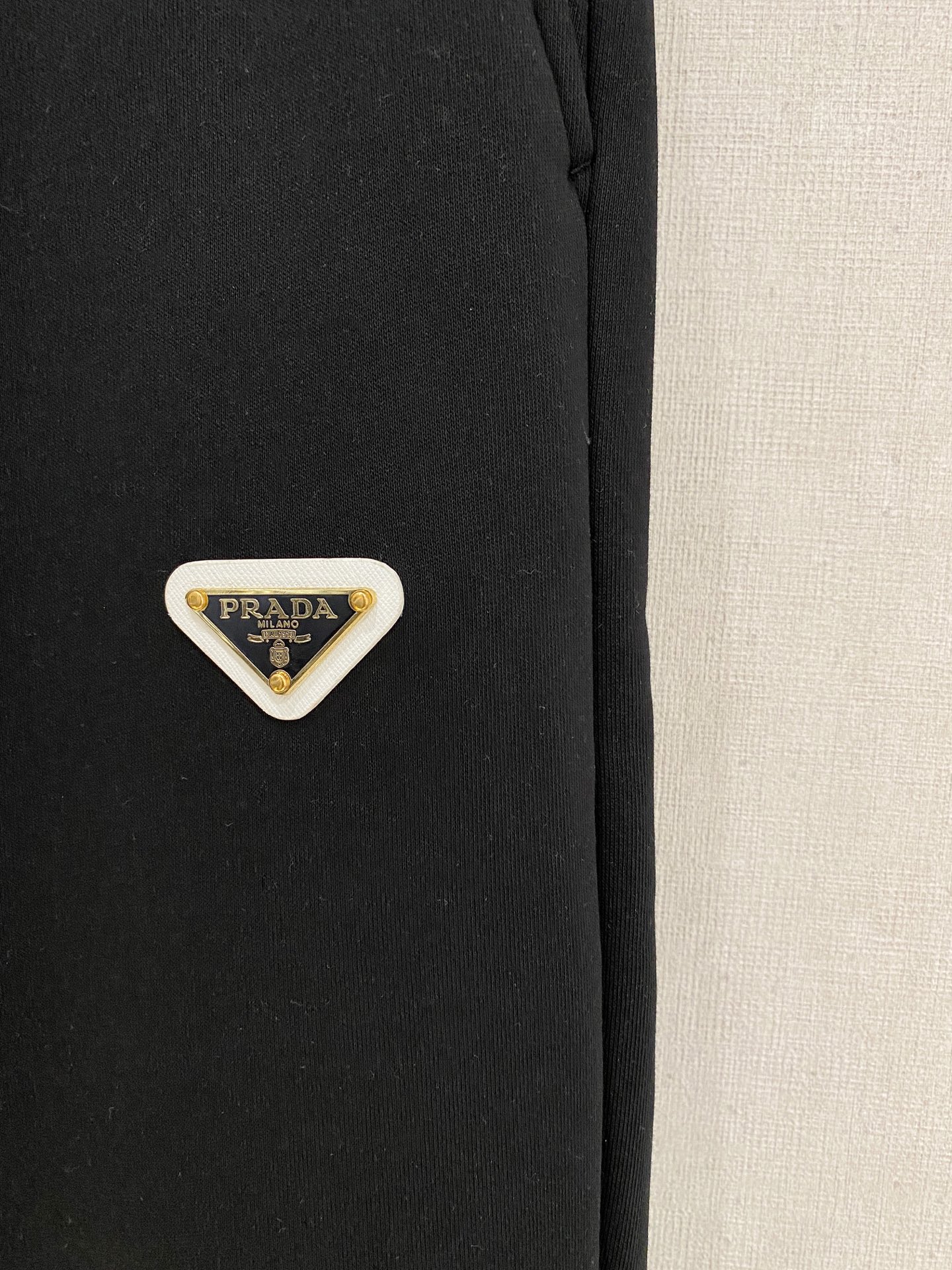 🌾 普拉达 【新品】秋冬加绒休闲裤金典再次出现，原单订制超级百搭款。独家定制面料，挺阔有型，贴身舒适。原