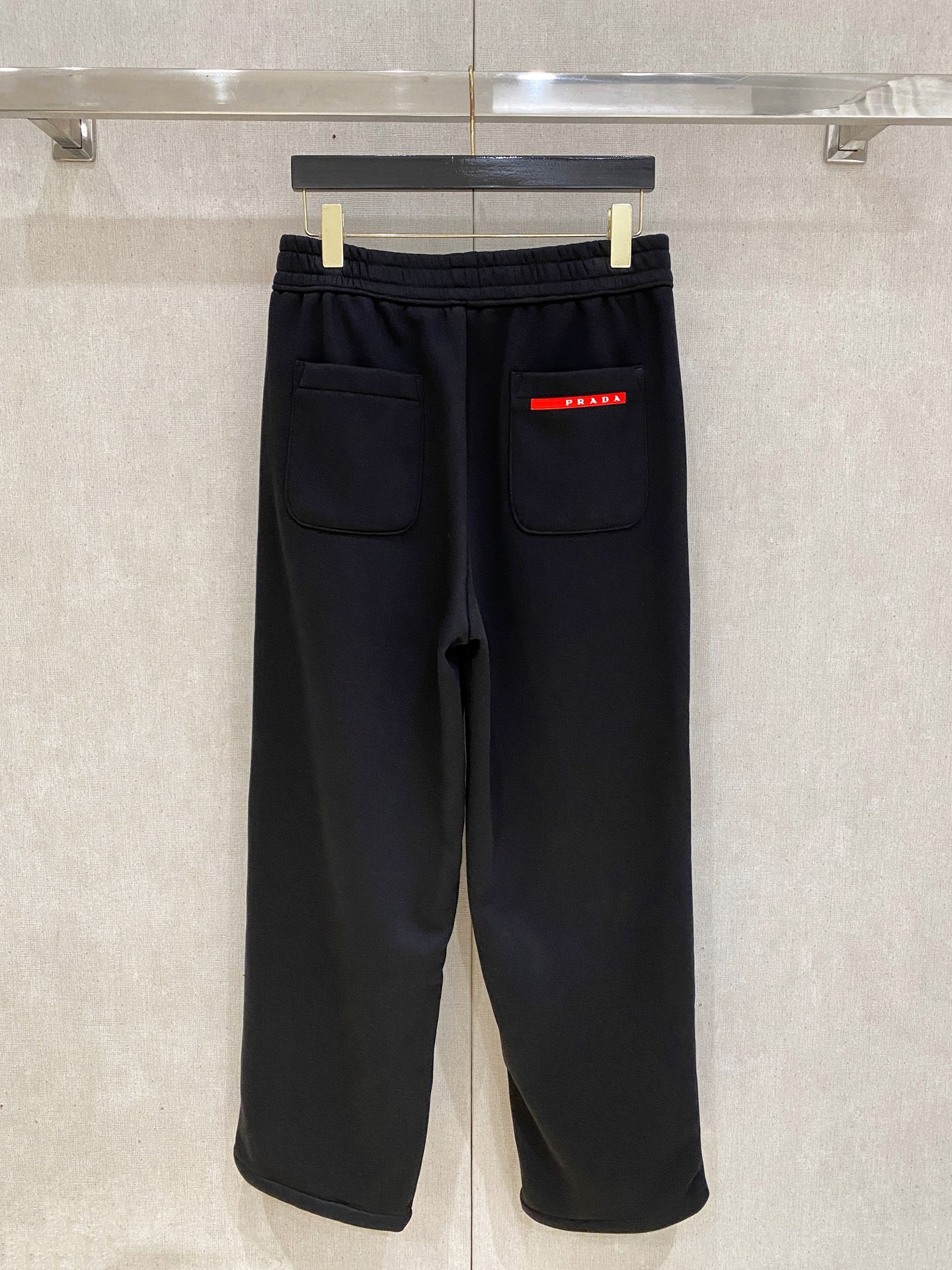 🌾 普拉达 【新品】秋冬加绒休闲裤金典再次出现，原单订制超级百搭款。独家定制面料，挺阔有型，贴身舒适。原