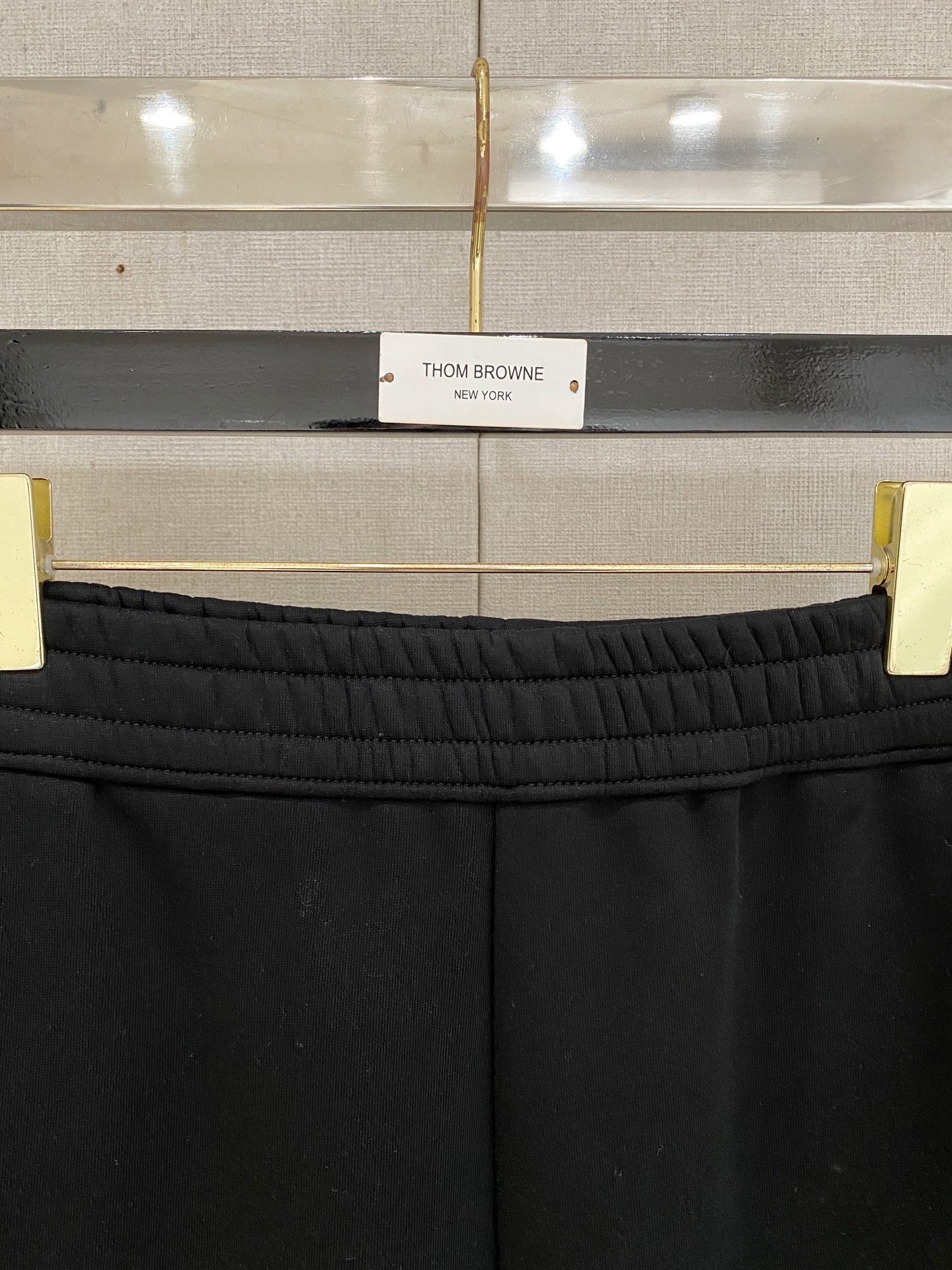 🌾 普拉达 【新品】秋冬加绒休闲裤金典再次出现，原单订制超级百搭款。独家定制面料，挺阔有型，贴身舒适。原