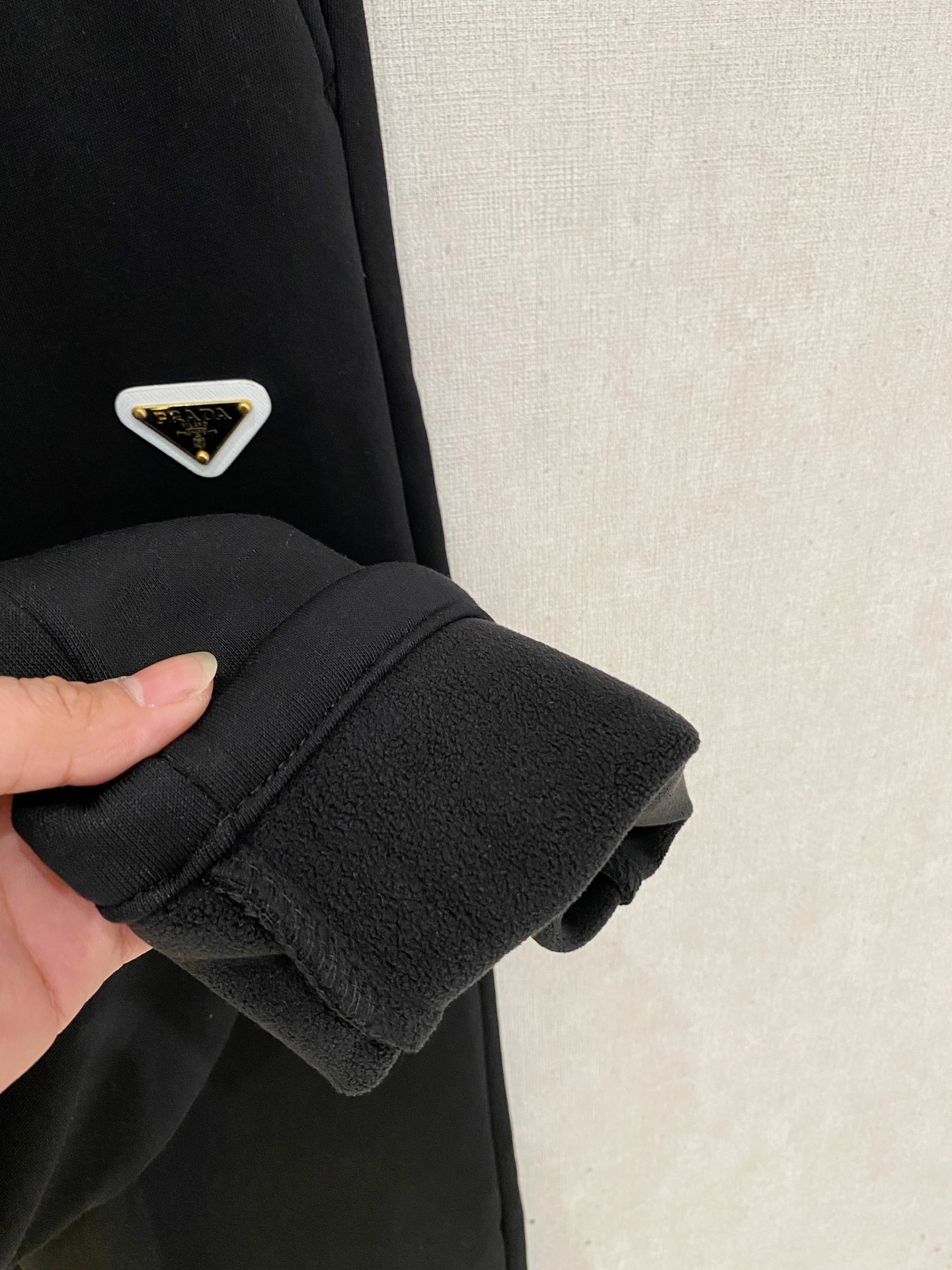 🌾 普拉达 【新品】秋冬加绒休闲裤金典再次出现，原单订制超级百搭款。独家定制面料，挺阔有型，贴身舒适。原
