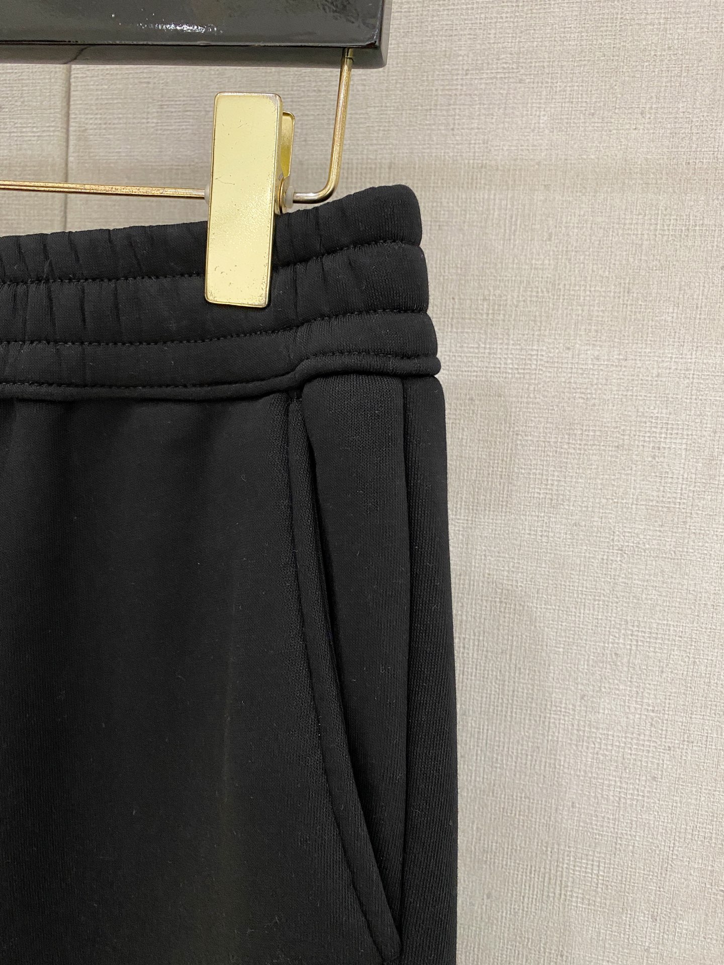 🌾 普拉达 【新品】秋冬加绒休闲裤金典再次出现，原单订制超级百搭款。独家定制面料，挺阔有型，贴身舒适。原