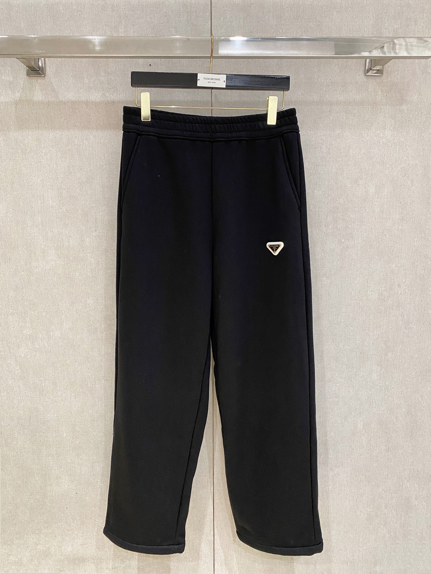 🌾 普拉达 【新品】秋冬加绒休闲裤金典再次出现，原单订制超级百搭款。独家定制面料，挺阔有型，贴身舒适。原