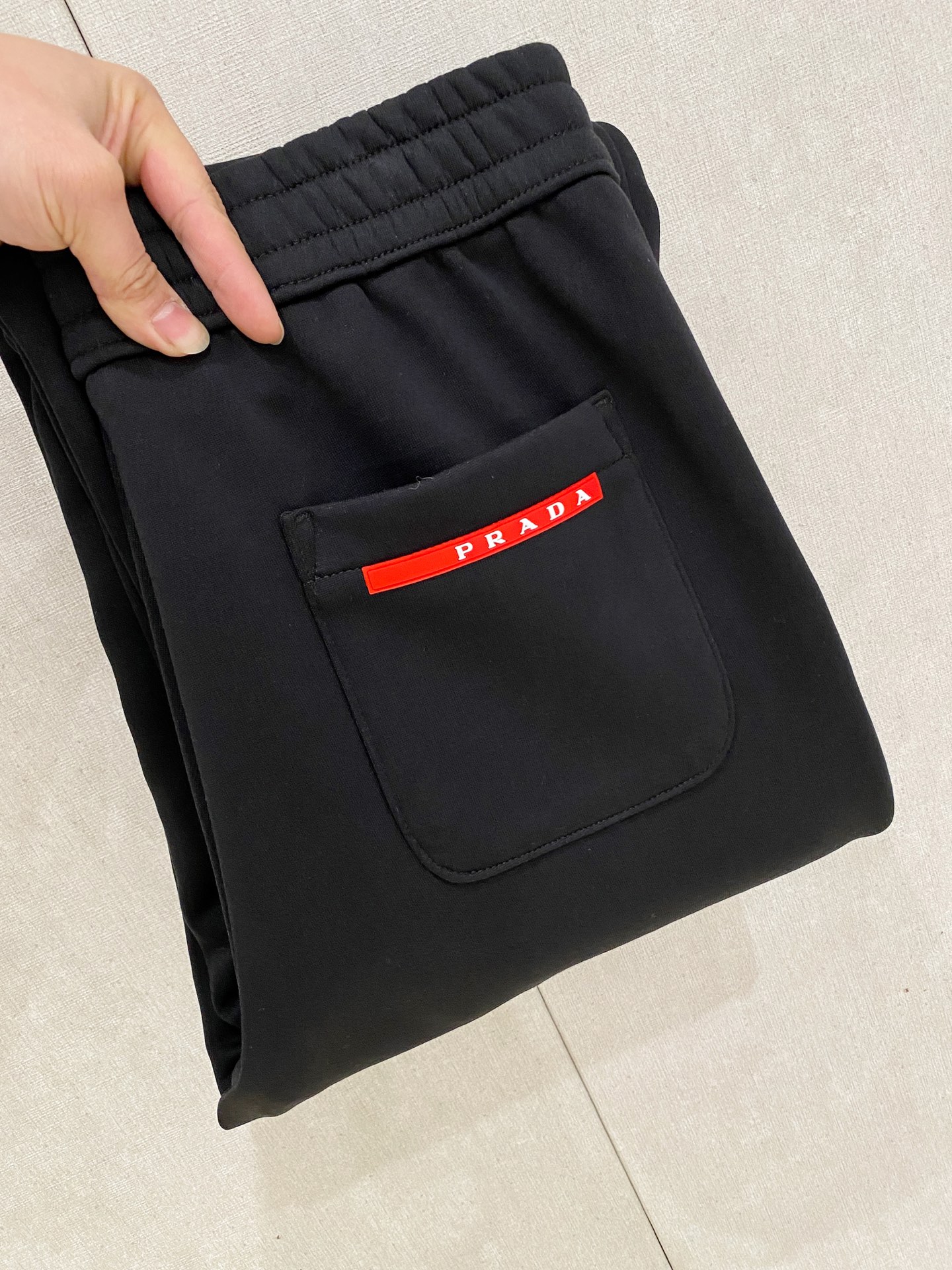 🌾 普拉达 【新品】秋冬加绒休闲裤金典再次出现，原单订制超级百搭款。独家定制面料，挺阔有型，贴身舒适。原