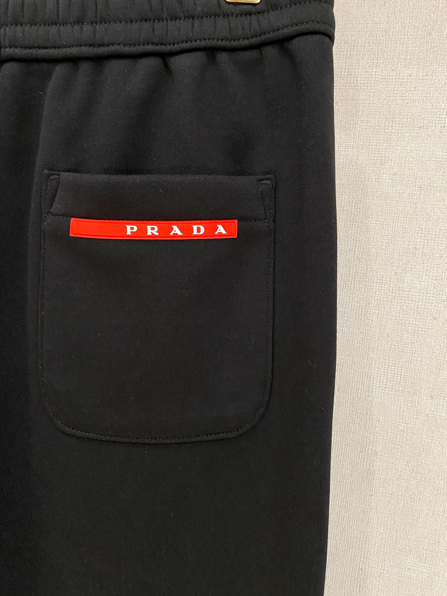 🌾 普拉达 【新品】秋冬加绒休闲裤金典再次出现，原单订制超级百搭款。独家定制面料，挺阔有型，贴身舒适。原