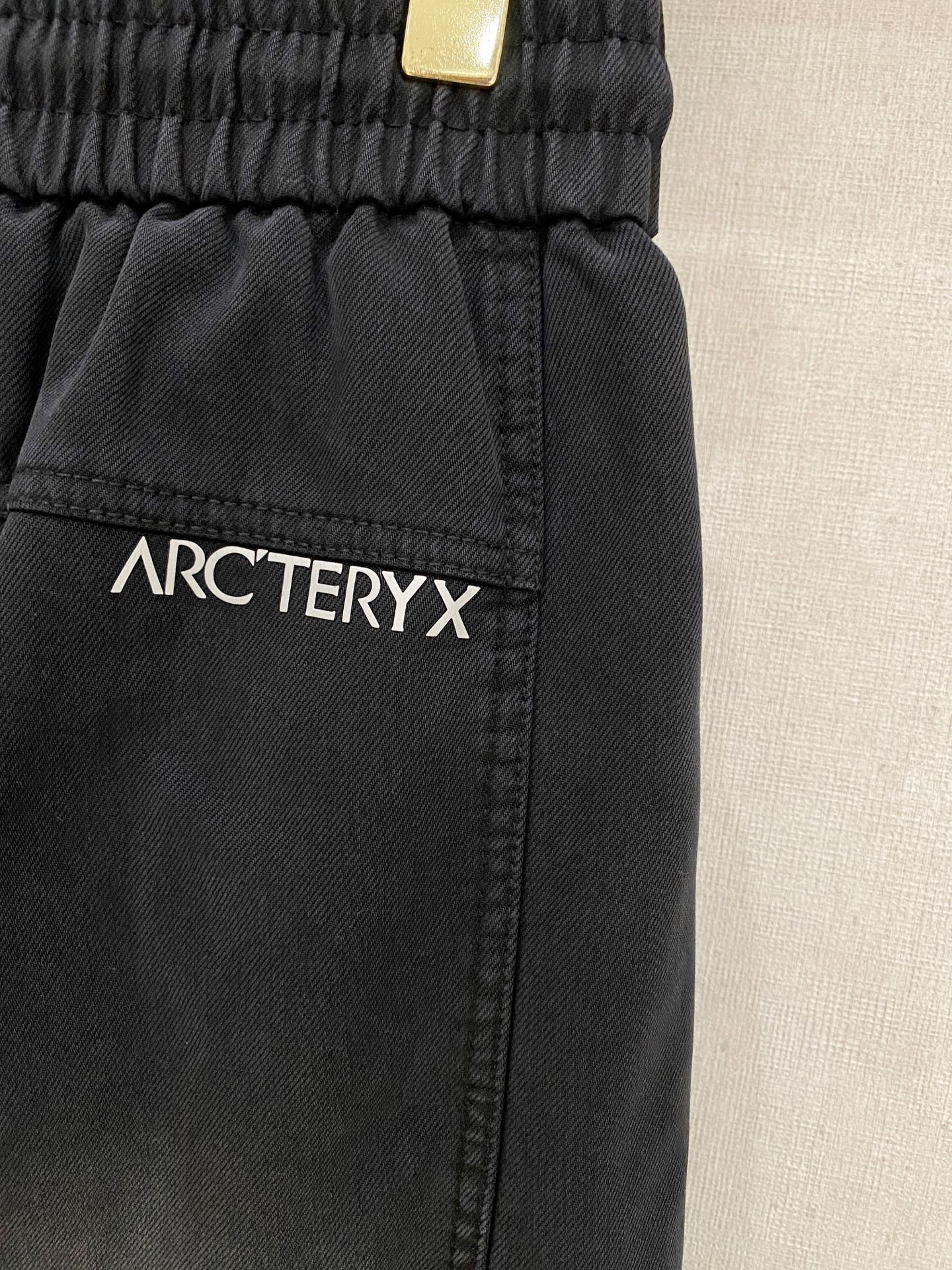 🌾 始祖鸟 【新品】秋冬加绒休闲裤金典再次出现，原单订制超级百搭款。独家定制面料，挺阔有型，贴身舒适。原