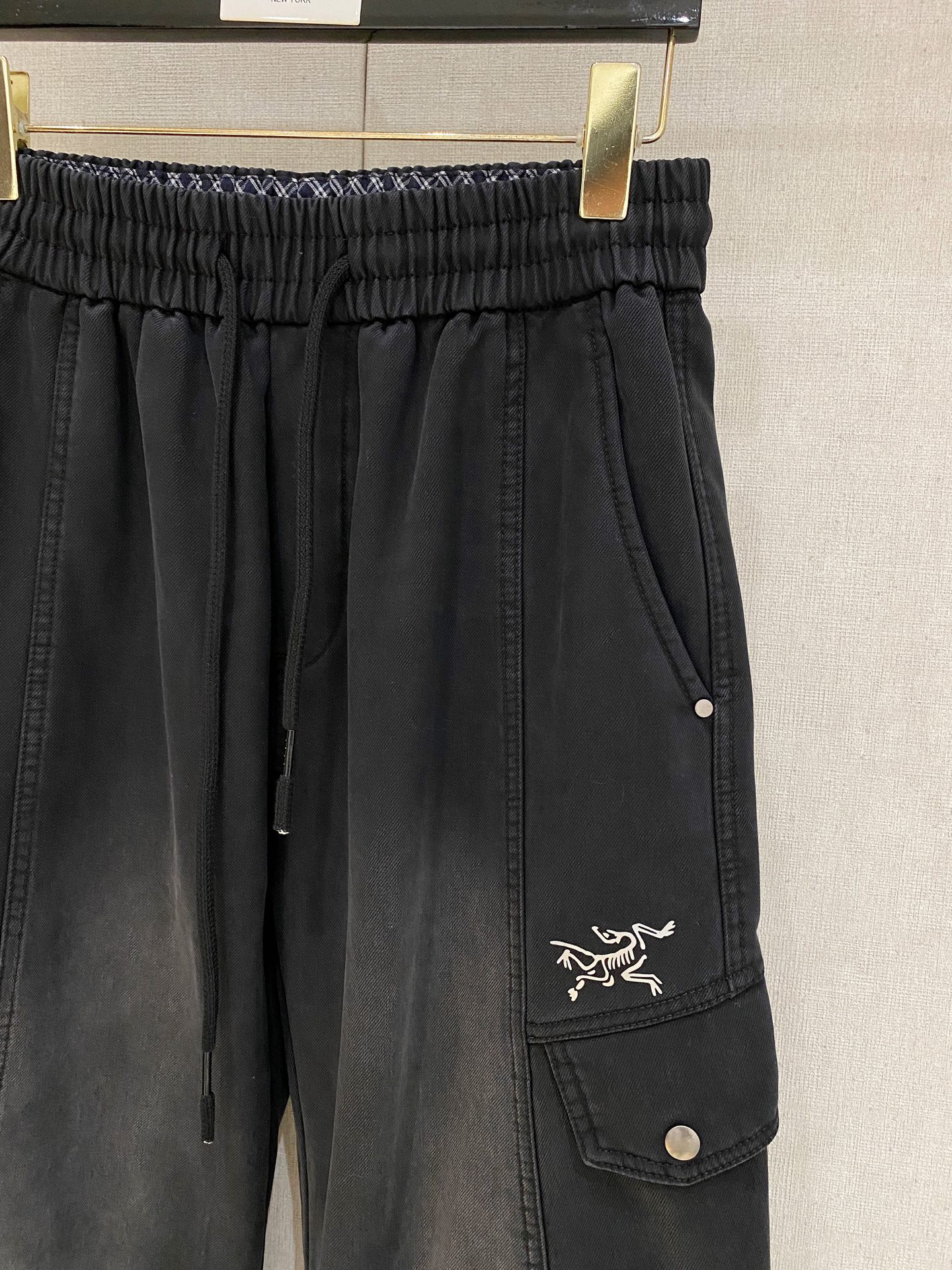 🌾 始祖鸟 【新品】秋冬加绒休闲裤金典再次出现，原单订制超级百搭款。独家定制面料，挺阔有型，贴身舒适。原