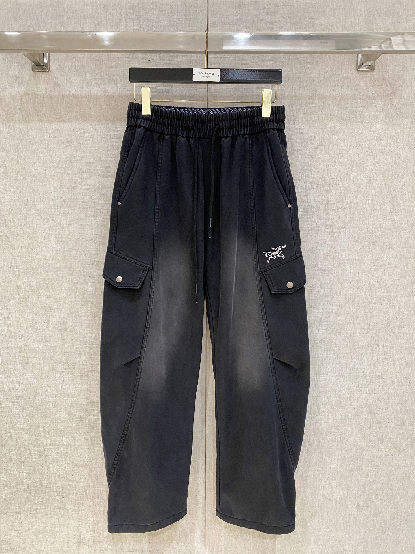 🌾 始祖鸟 【新品】秋冬加绒休闲裤金典再次出现，原单订制超级百搭款。独家定制面料，挺阔有型，贴身舒适。原