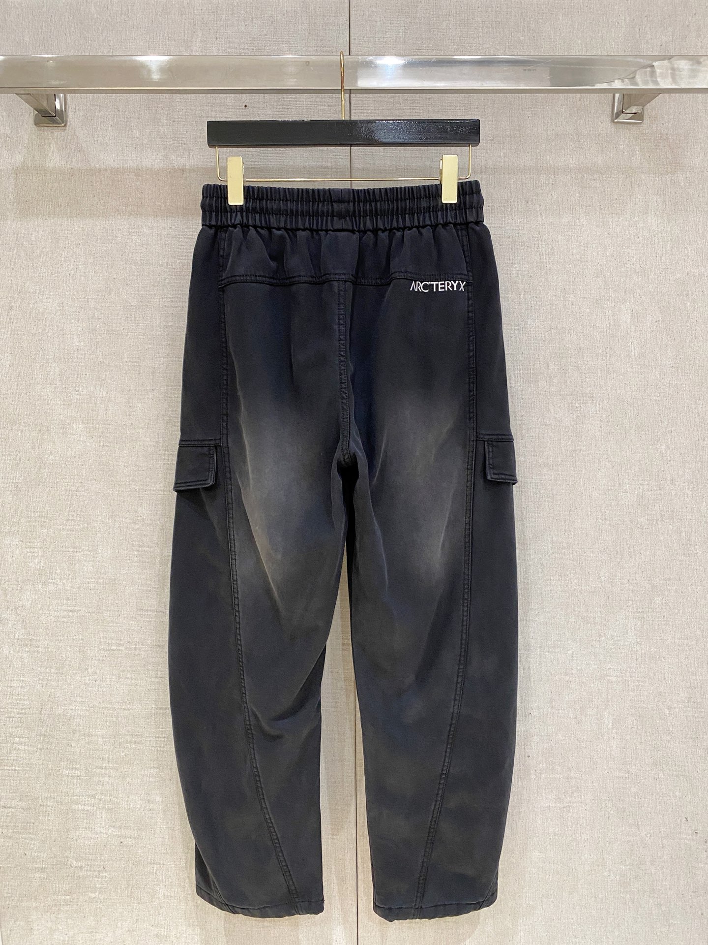 🌾 始祖鸟 【新品】秋冬加绒休闲裤金典再次出现，原单订制超级百搭款。独家定制面料，挺阔有型，贴身舒适。原