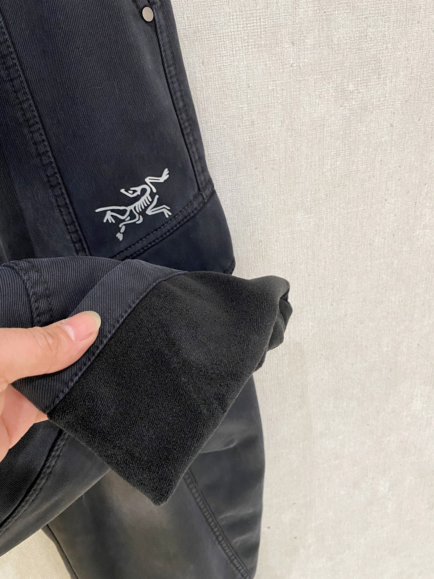 🌾 始祖鸟 【新品】秋冬加绒休闲裤金典再次出现，原单订制超级百搭款。独家定制面料，挺阔有型，贴身舒适。原