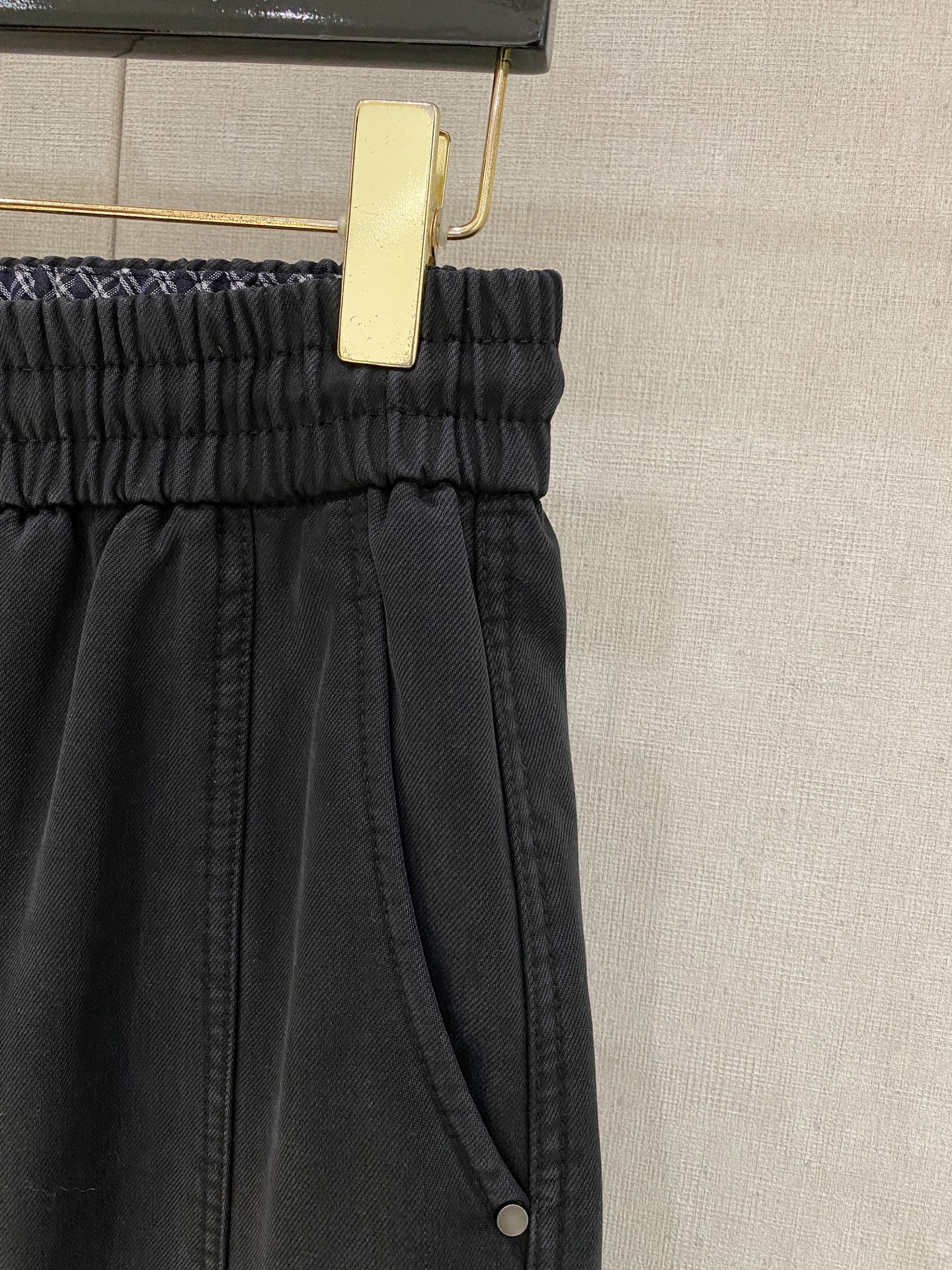 🌾 始祖鸟 【新品】秋冬加绒休闲裤金典再次出现，原单订制超级百搭款。独家定制面料，挺阔有型，贴身舒适。原