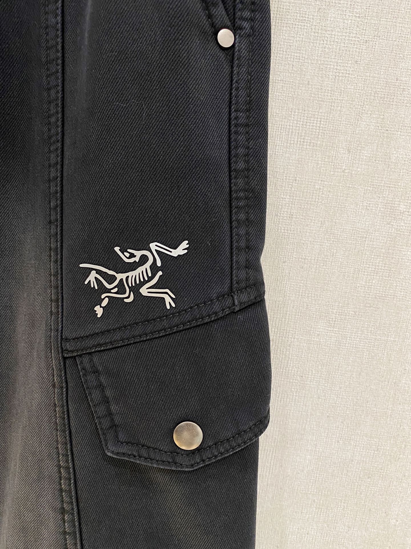 🌾 始祖鸟 【新品】秋冬加绒休闲裤金典再次出现，原单订制超级百搭款。独家定制面料，挺阔有型，贴身舒适。原