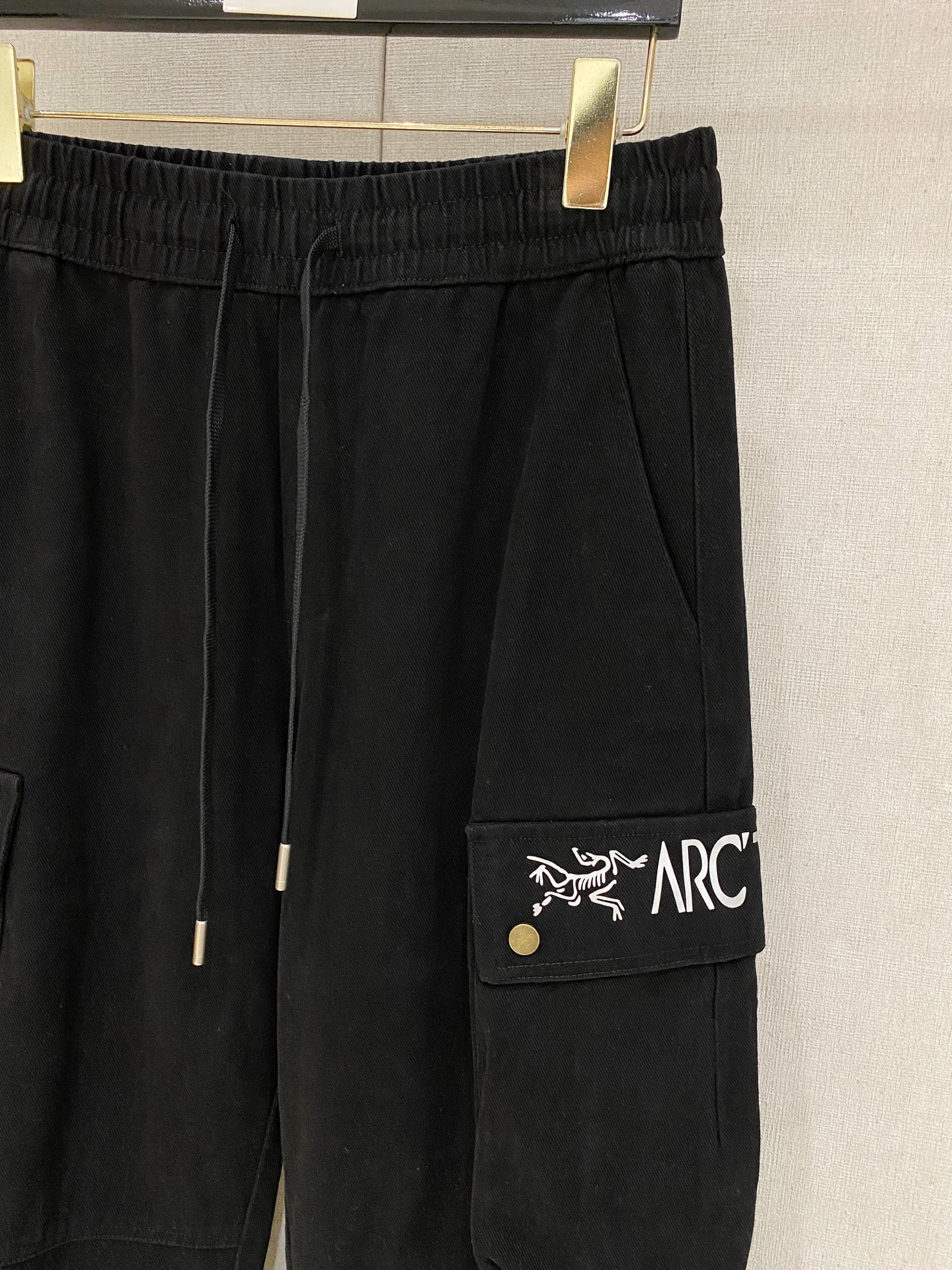 🌾 始祖鸟 【新品】秋冬加厚休闲裤金典再次出现，原单订制超级百搭款。独家定制面料，挺阔有型，贴身舒适。原