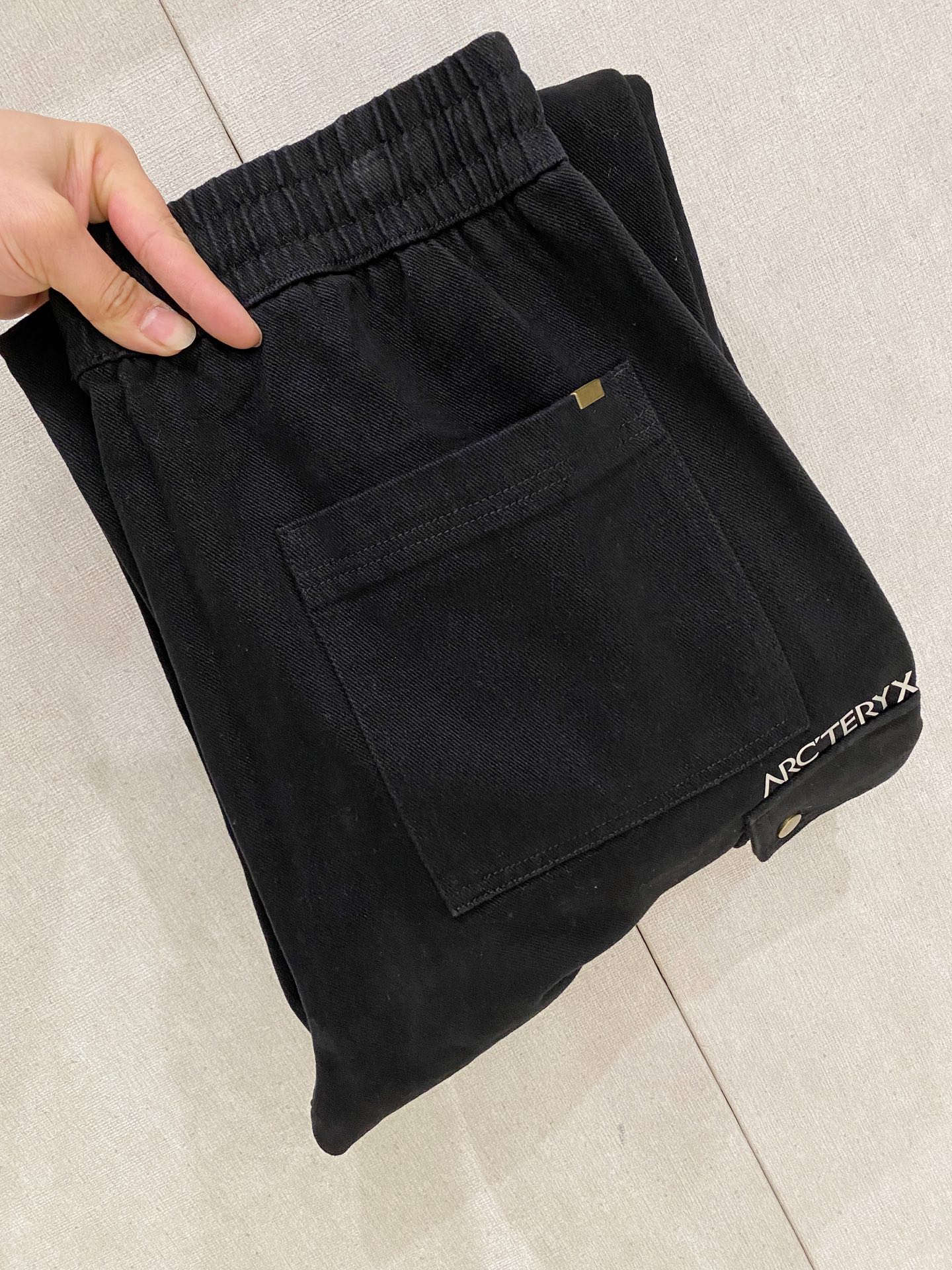 NO:712549,But after the new year, Arc'teryx's [new product] autumn and winter thickened casual pants golden classic appears again, the original order is super versatile. Exclusively customized fabrics, very wide and stylish, close to the body and comfortable. The latest hardware accessories from the original customization counter. Super beautiful version, the upper body shows slender legs, the lining and routing are impeccable, you can attend any occasion, and once again emphasize that the fabric is very, very classy! Size M-4XL,arc'teryx,19860909可年后 始祖鸟【新品】秋冬加厚休闲裤金典再次出现,原单订制超级百搭款.独家定制面料,挺阔有型,贴身舒适.原版定制专柜最新五金辅料.超靓版型、上身显腿修长,內里,走线都无可挑剔,任何场合都可出席,再次强调面料非常非常显档次！码数 M-4XL,arc'teryx,,Men's clothing