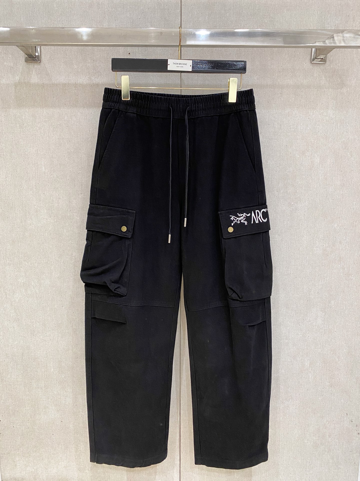 🌾 始祖鸟 【新品】秋冬加厚休闲裤金典再次出现，原单订制超级百搭款。独家定制面料，挺阔有型，贴身舒适。原