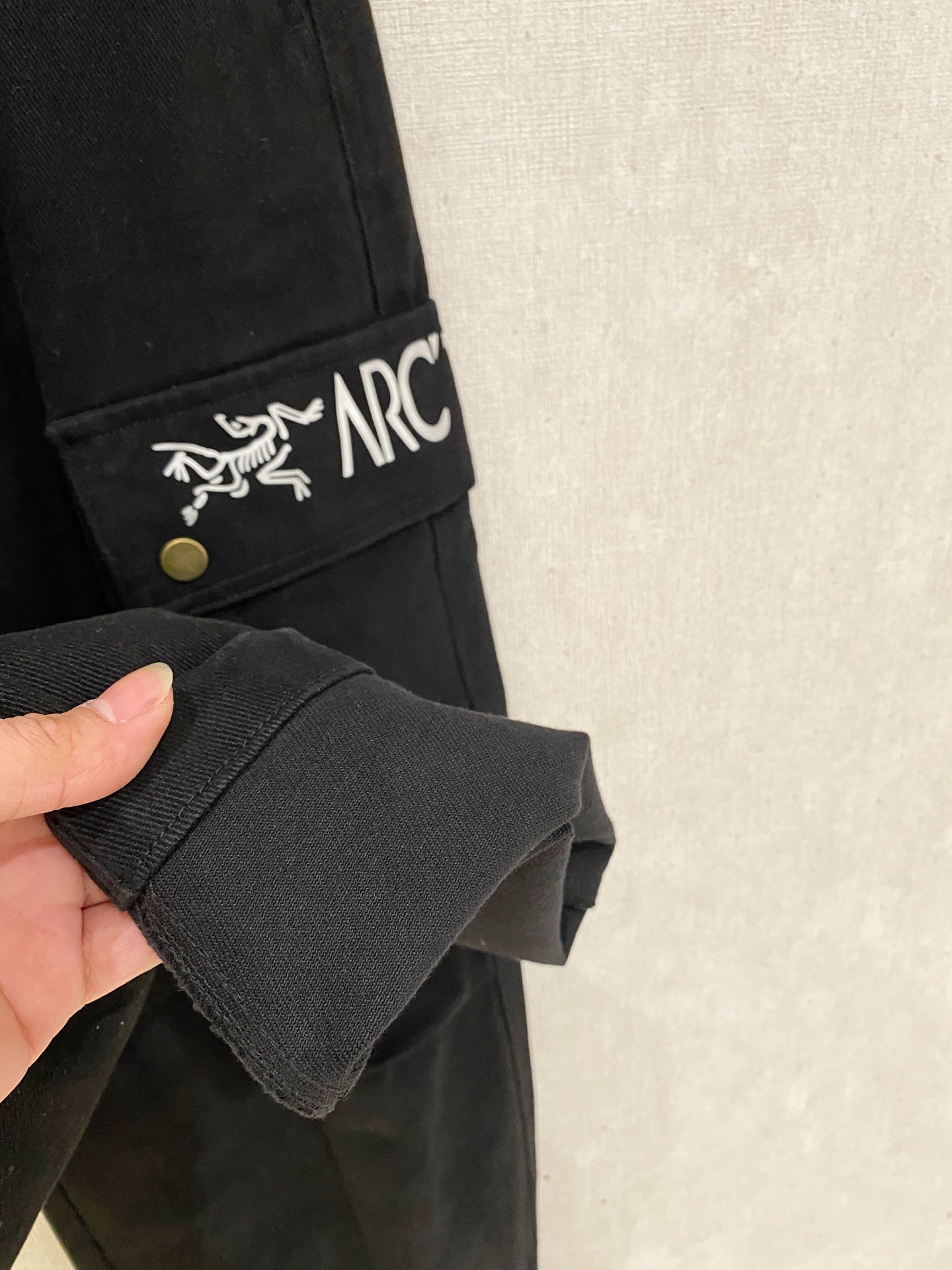 🌾 始祖鸟 【新品】秋冬加厚休闲裤金典再次出现，原单订制超级百搭款。独家定制面料，挺阔有型，贴身舒适。原