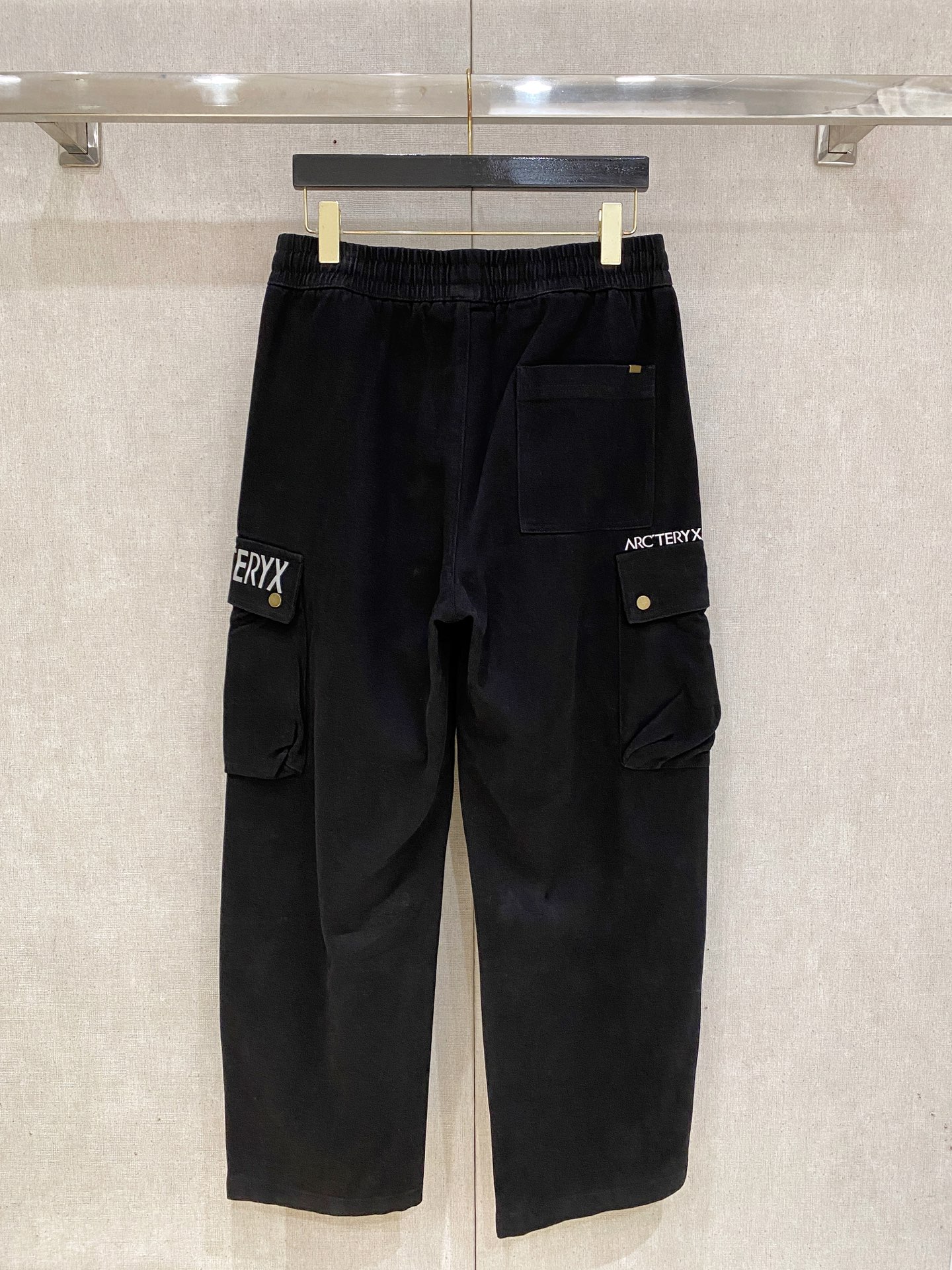 🌾 始祖鸟 【新品】秋冬加厚休闲裤金典再次出现，原单订制超级百搭款。独家定制面料，挺阔有型，贴身舒适。原